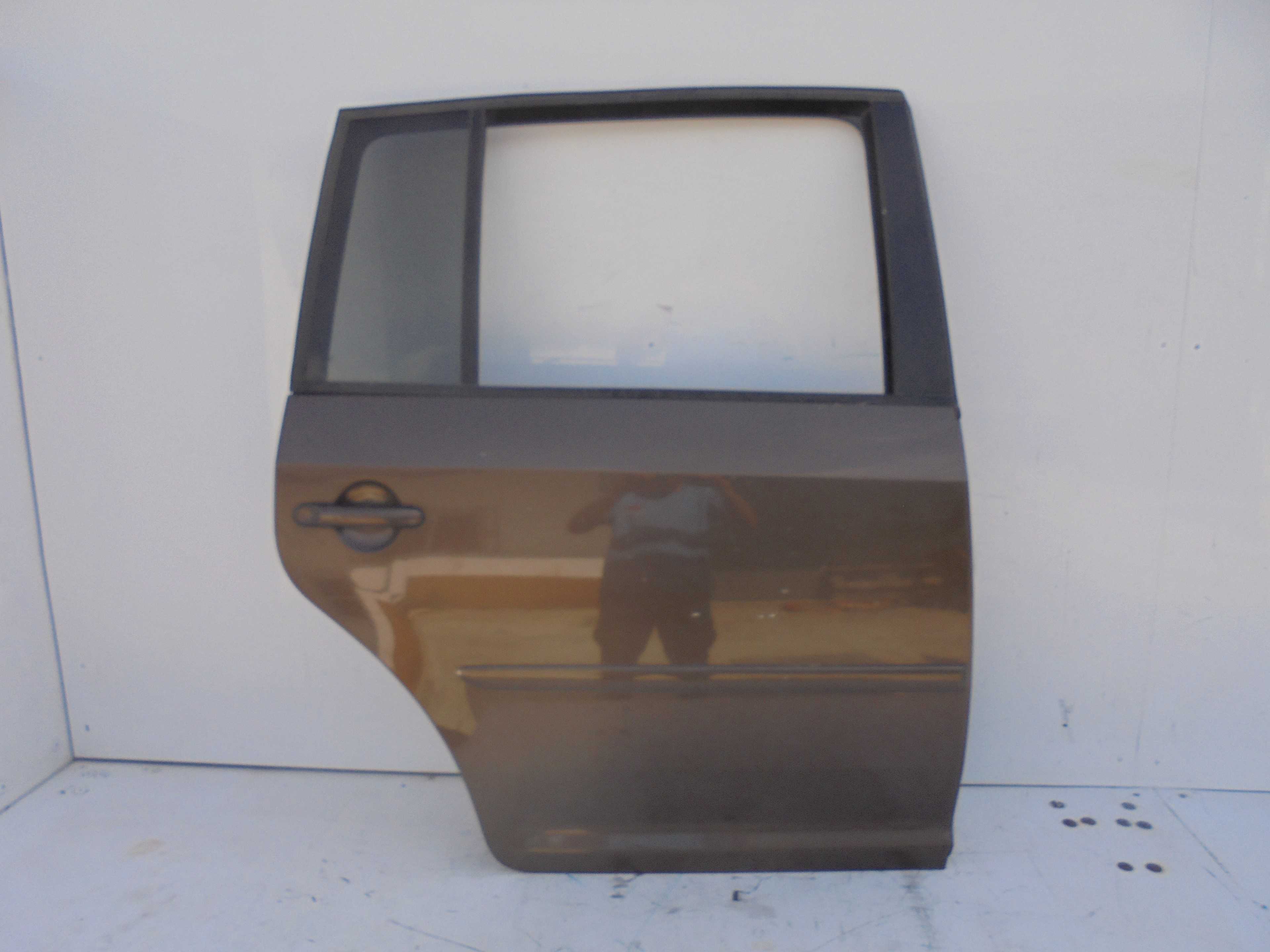 Recambio de puerta trasera derecha para volkswagen touran (1t3) 1.6 tdi dpf referencia OEM IAM   