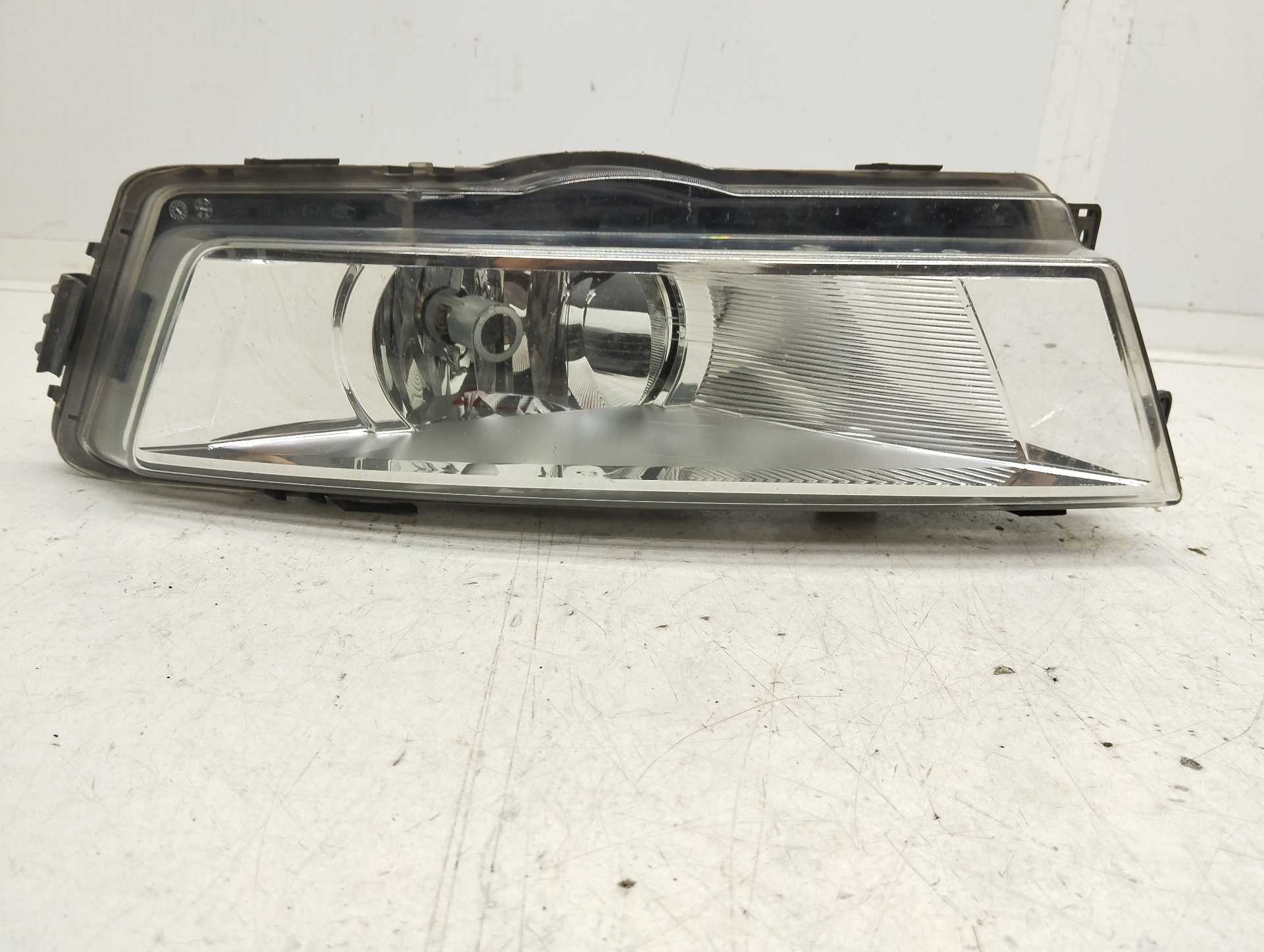 Recambio de faro antiniebla izquierdo para skoda rapid 1.6 tdi dpf referencia OEM IAM 5JA941699  