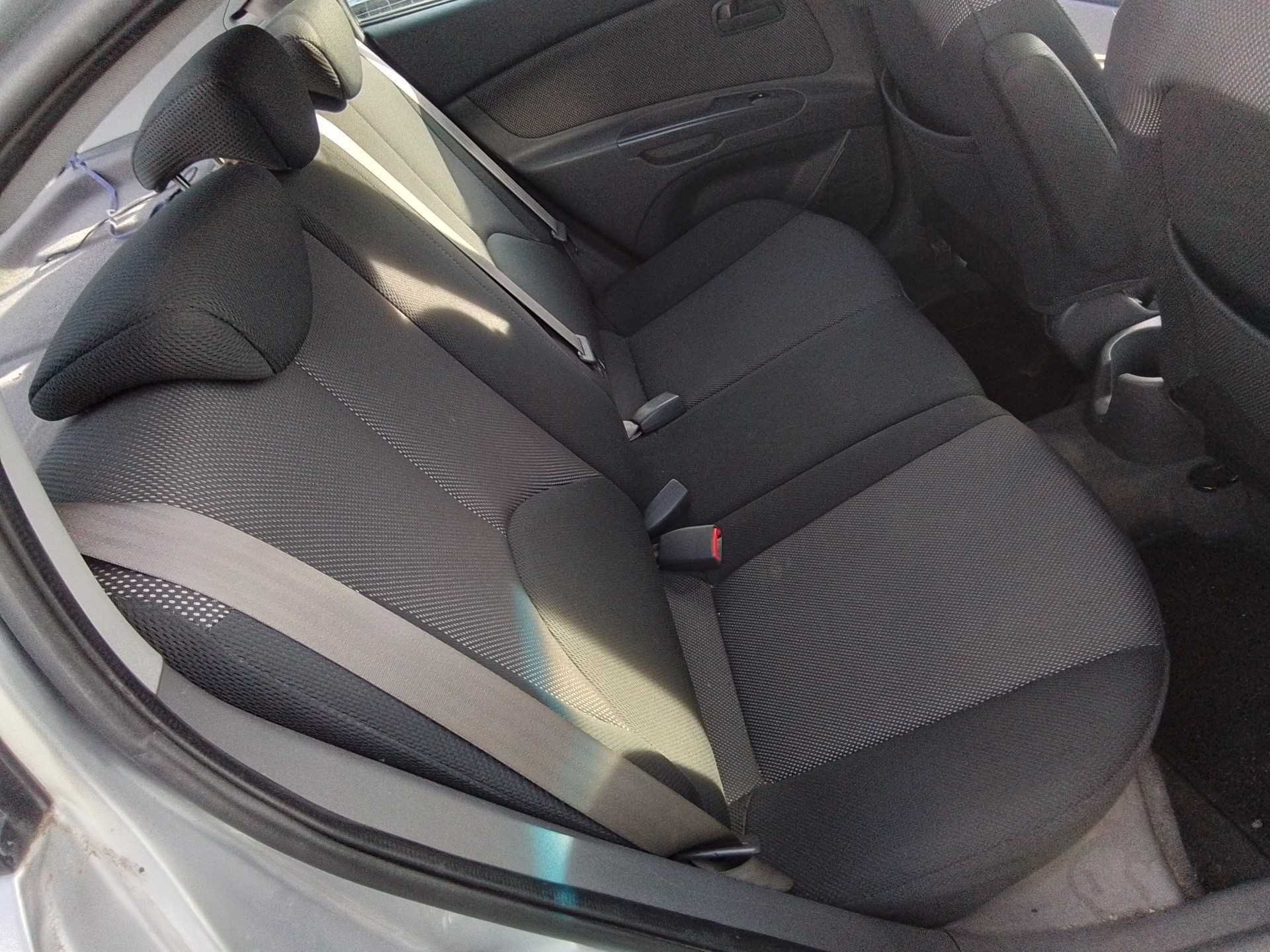 Recambio de asientos traseros para kia rio 1.4 cat referencia OEM IAM   