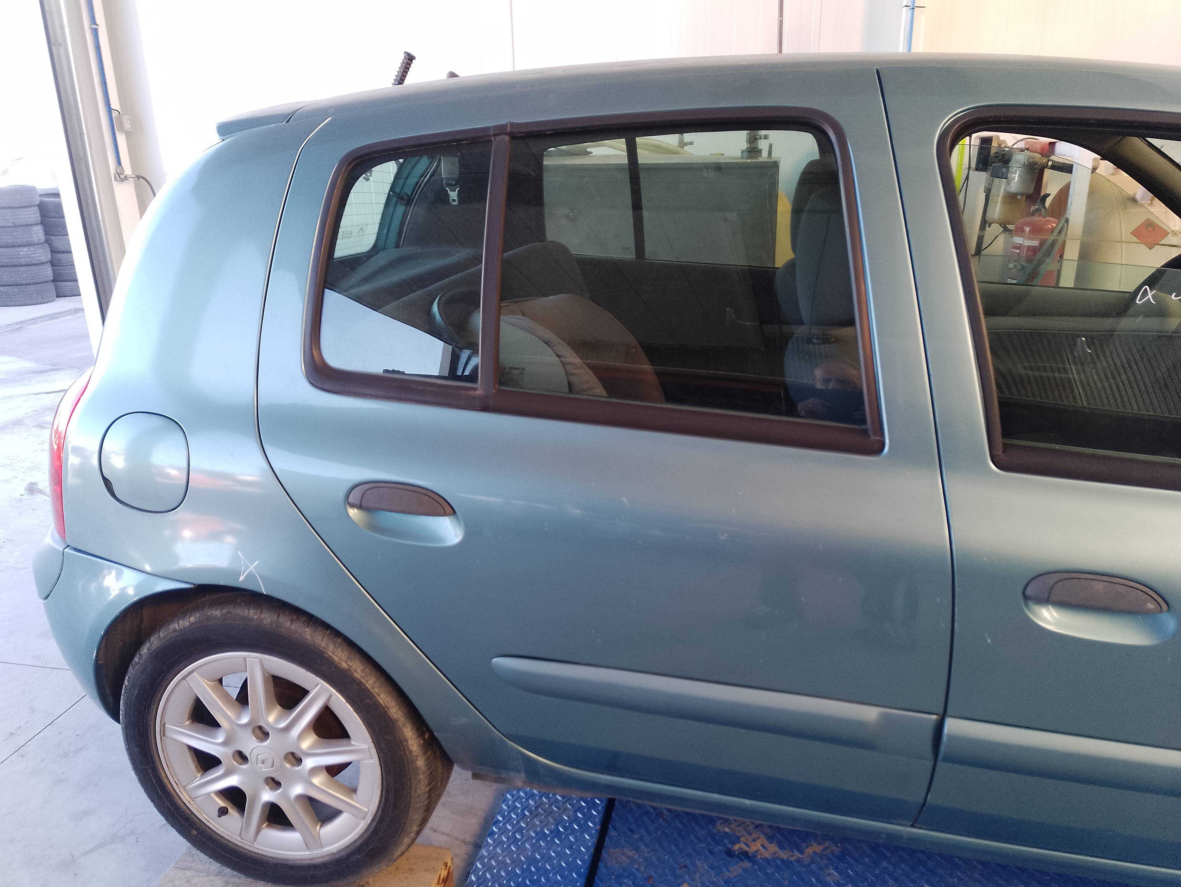 Recambio de puerta trasera derecha para renault clio ii symbol 1.5 dci authentique referencia OEM IAM   