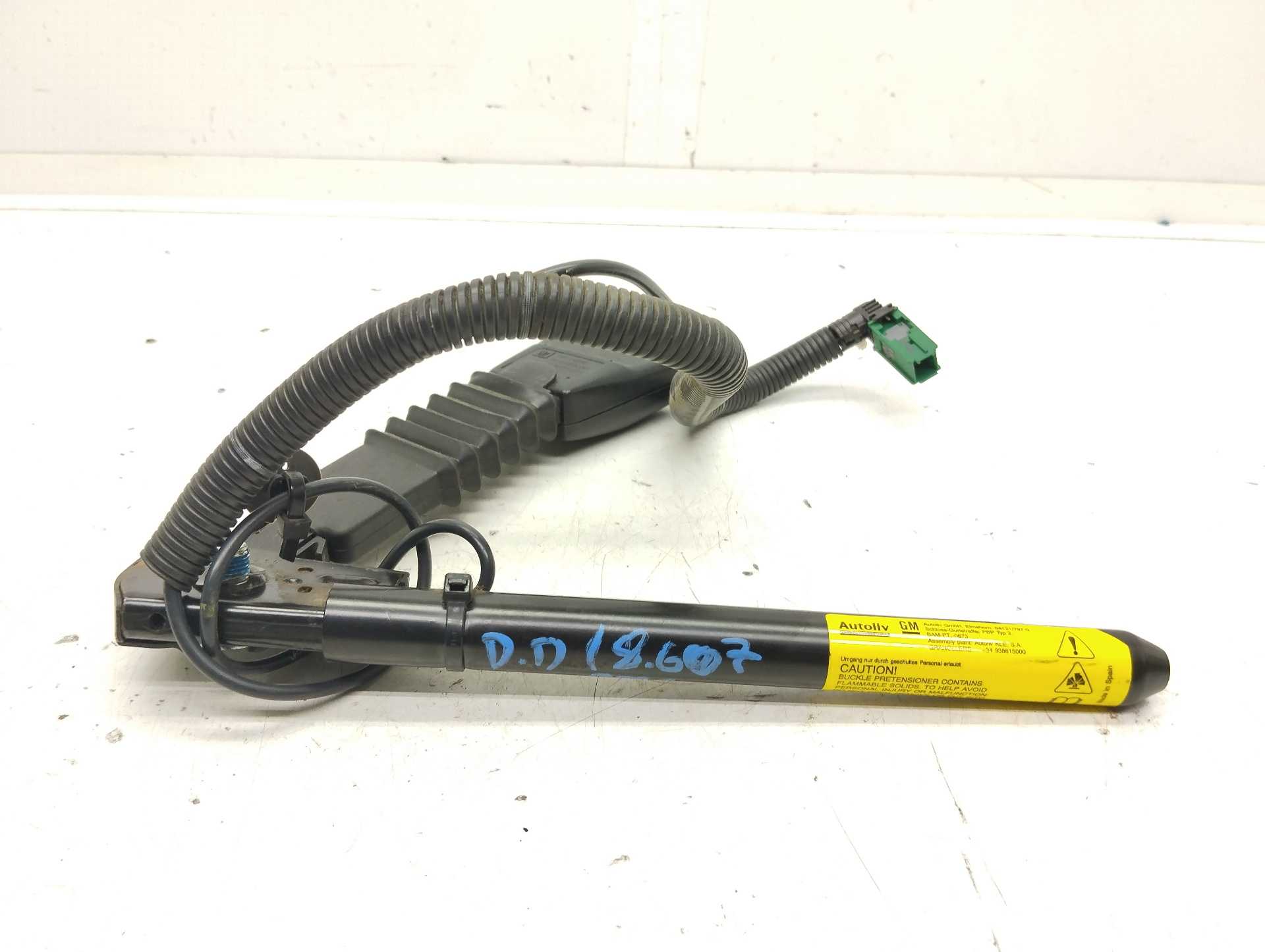 Recambio de pretensor airbag delantero derecho para opel corsa c blue line referencia OEM IAM 938615000  