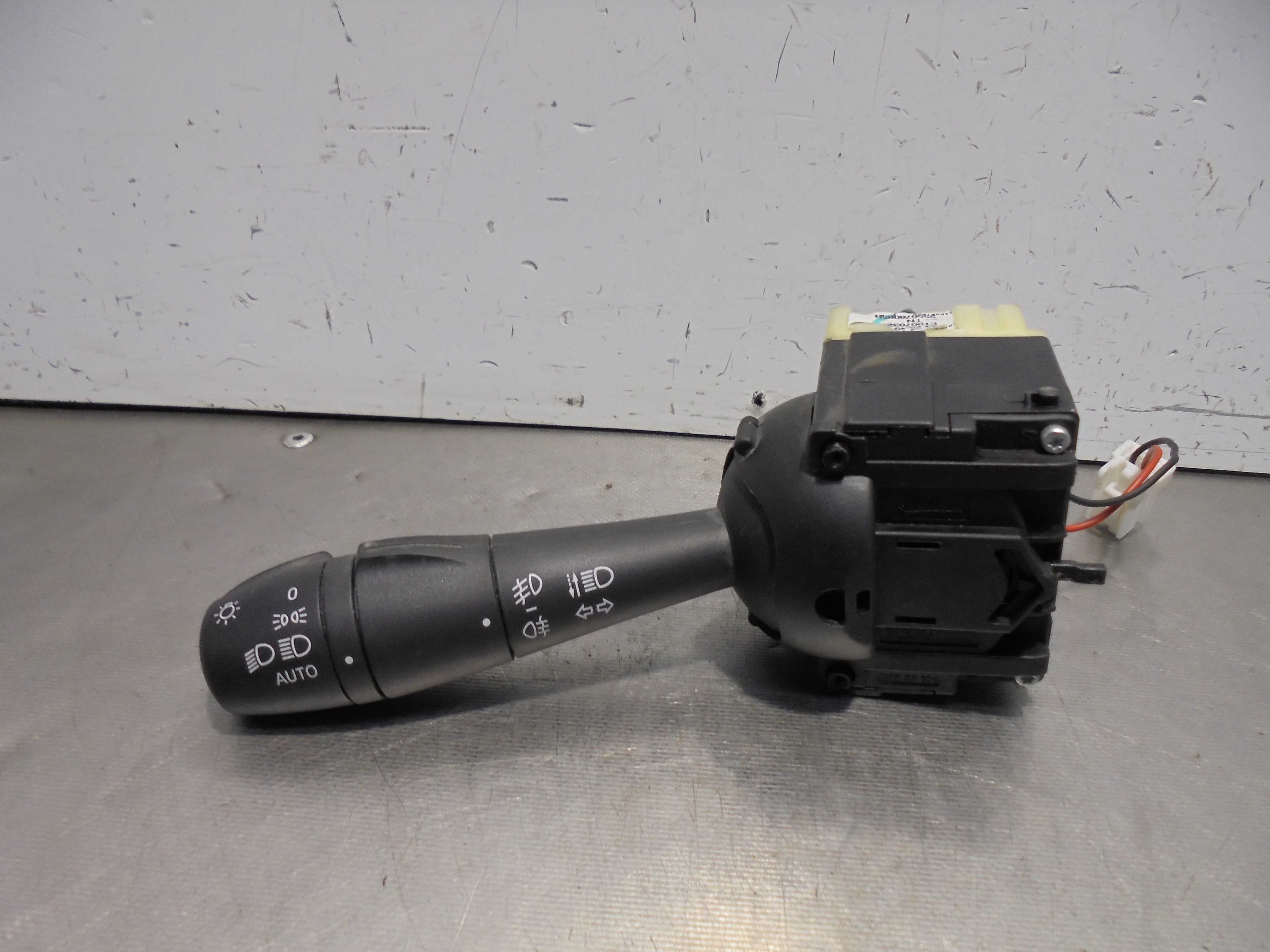 Recambio de mando intermitentes para renault captur life referencia OEM IAM 255676085R  