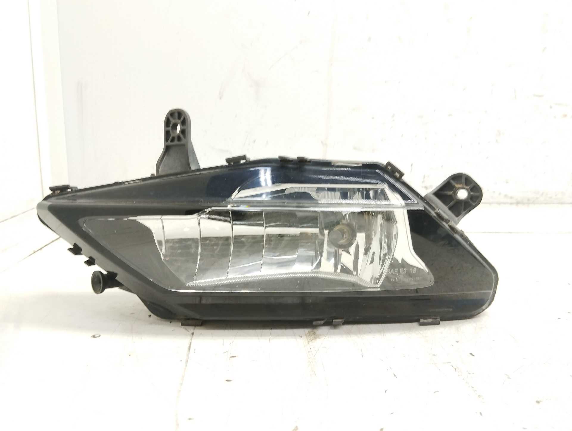 Recambio de faro antiniebla izquierdo para opel insignia grand sport 1.6 cdti dpf referencia OEM IAM   