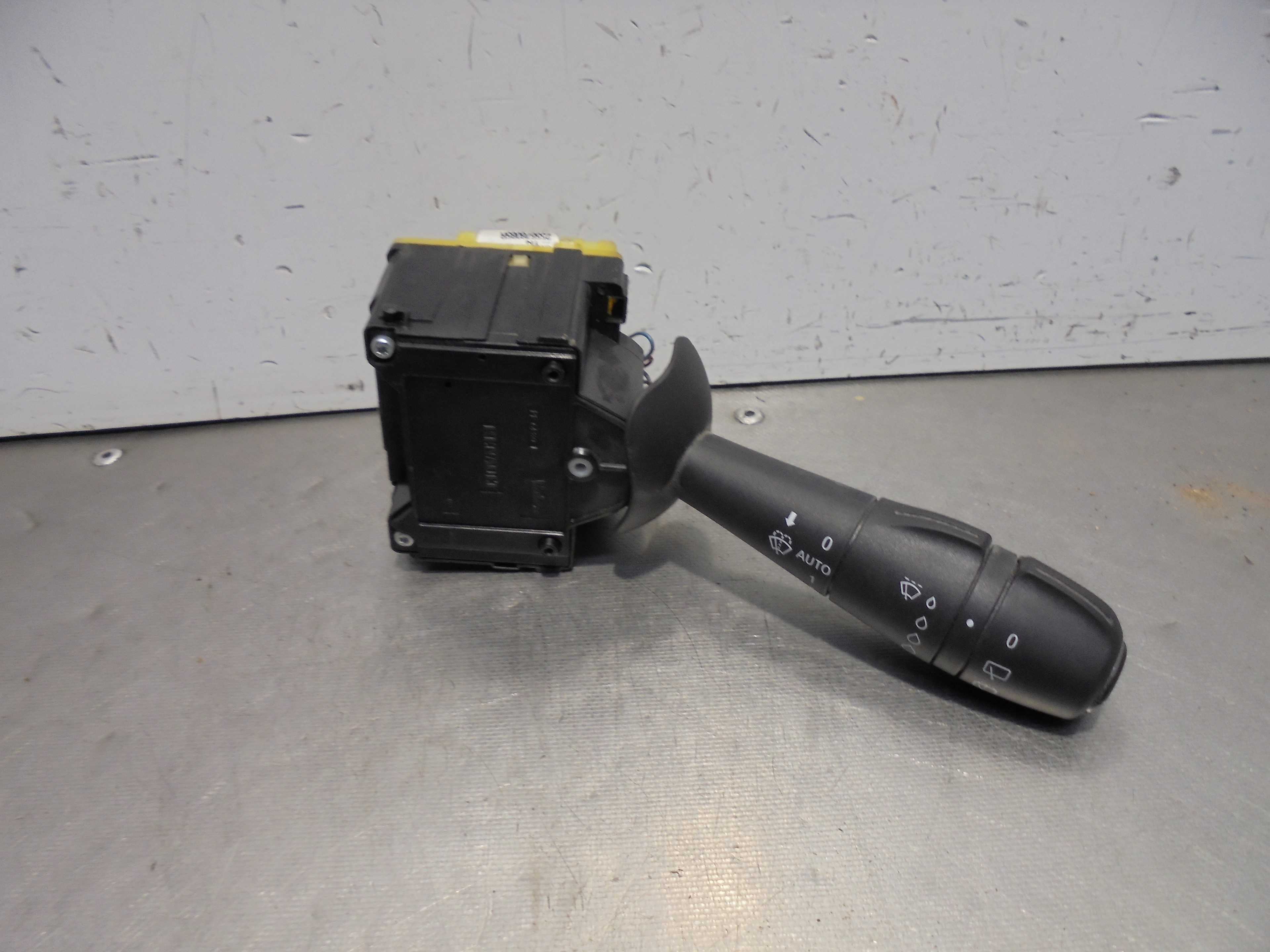 Recambio de mando limpia para renault captur life referencia OEM IAM 255676085R  