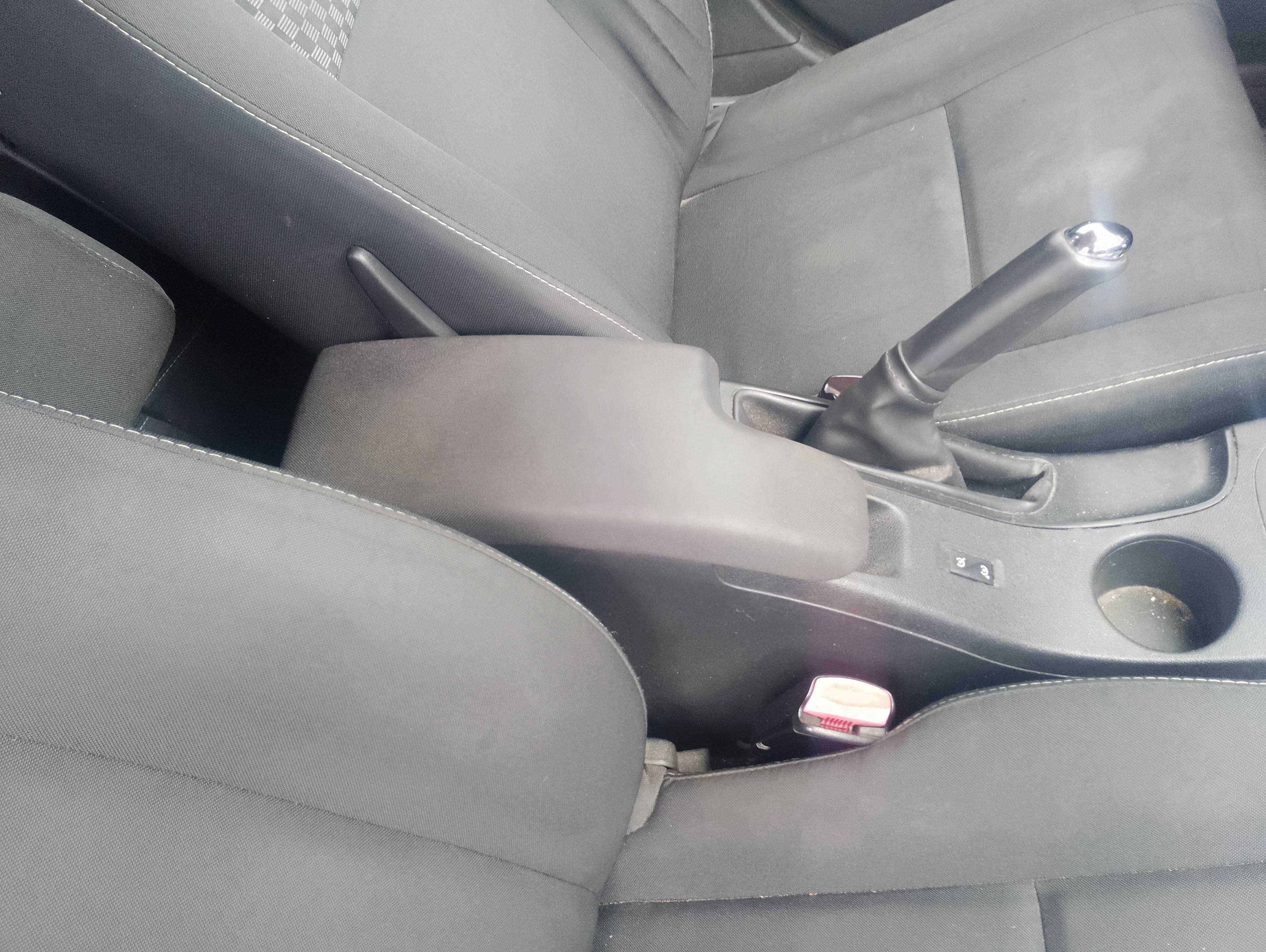 Recambio de apoyabrazos central para renault megane iii berlina 5 p dynamique referencia OEM IAM   