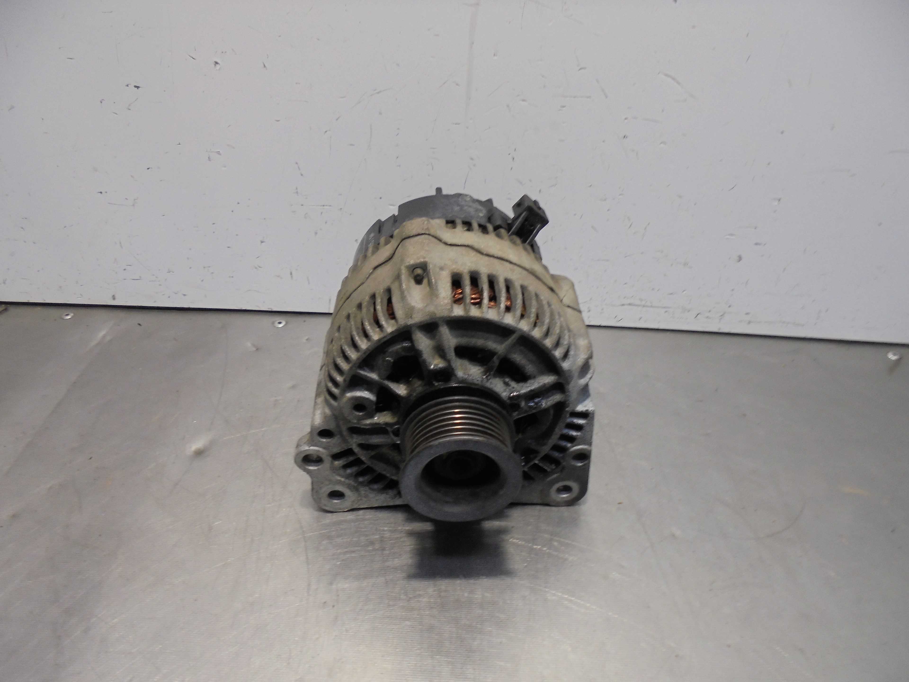 Recambio de alternador para volkswagen vento (1h2) cl referencia OEM IAM 028903025H BOSCH 