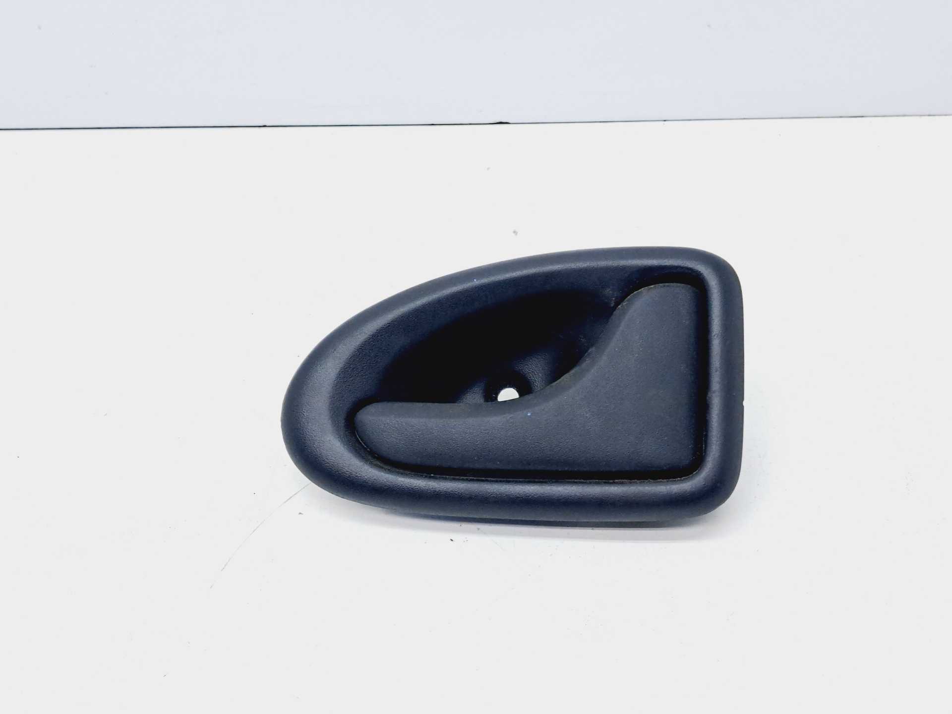 Recambio de maneta interior delantera derecha para dacia logan 1.4 cat referencia OEM IAM 7700830079  