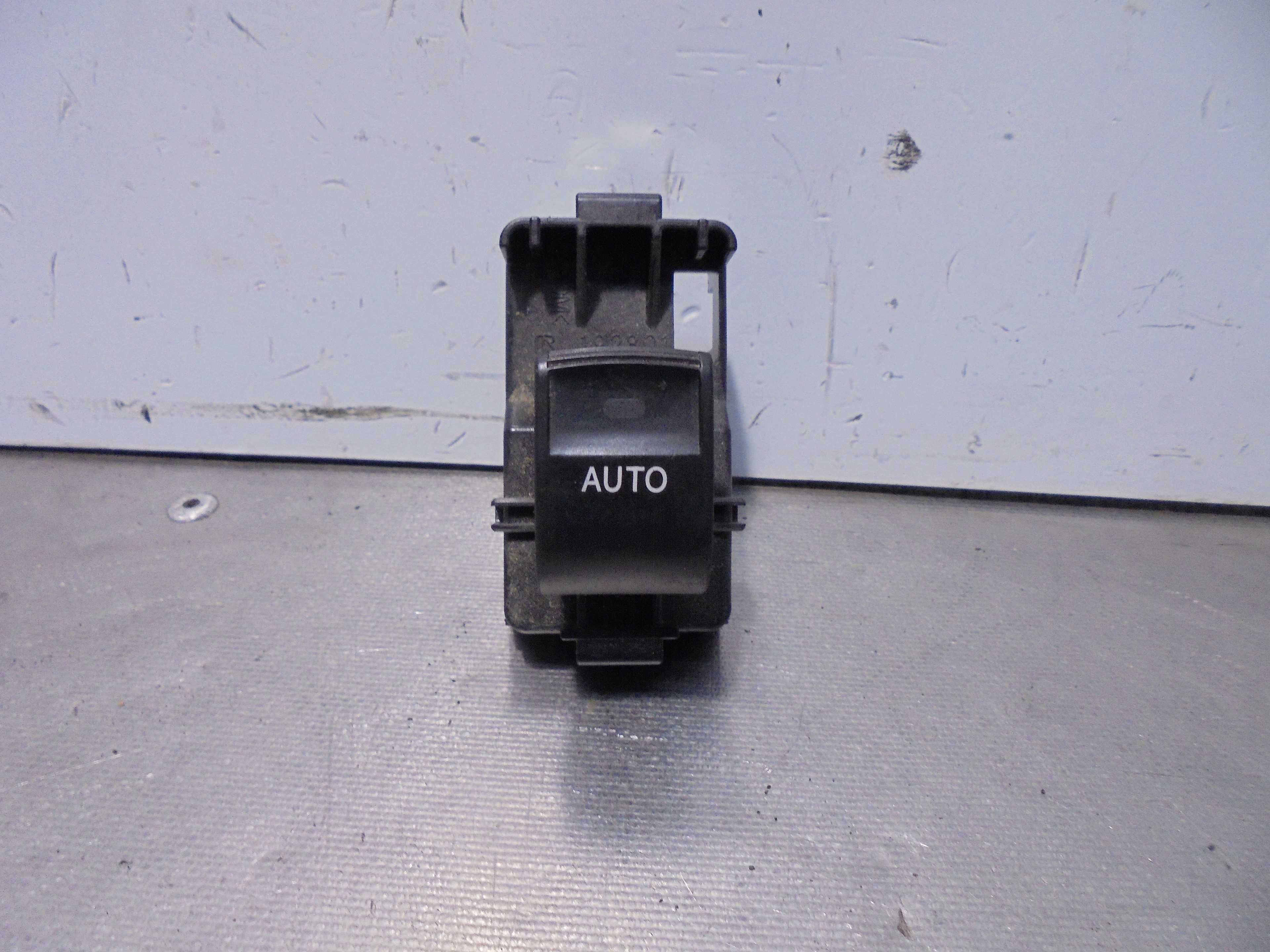 Recambio de mando elevalunas trasero derecho para toyota prius+ 1.8 16v cat referencia OEM IAM 192801  