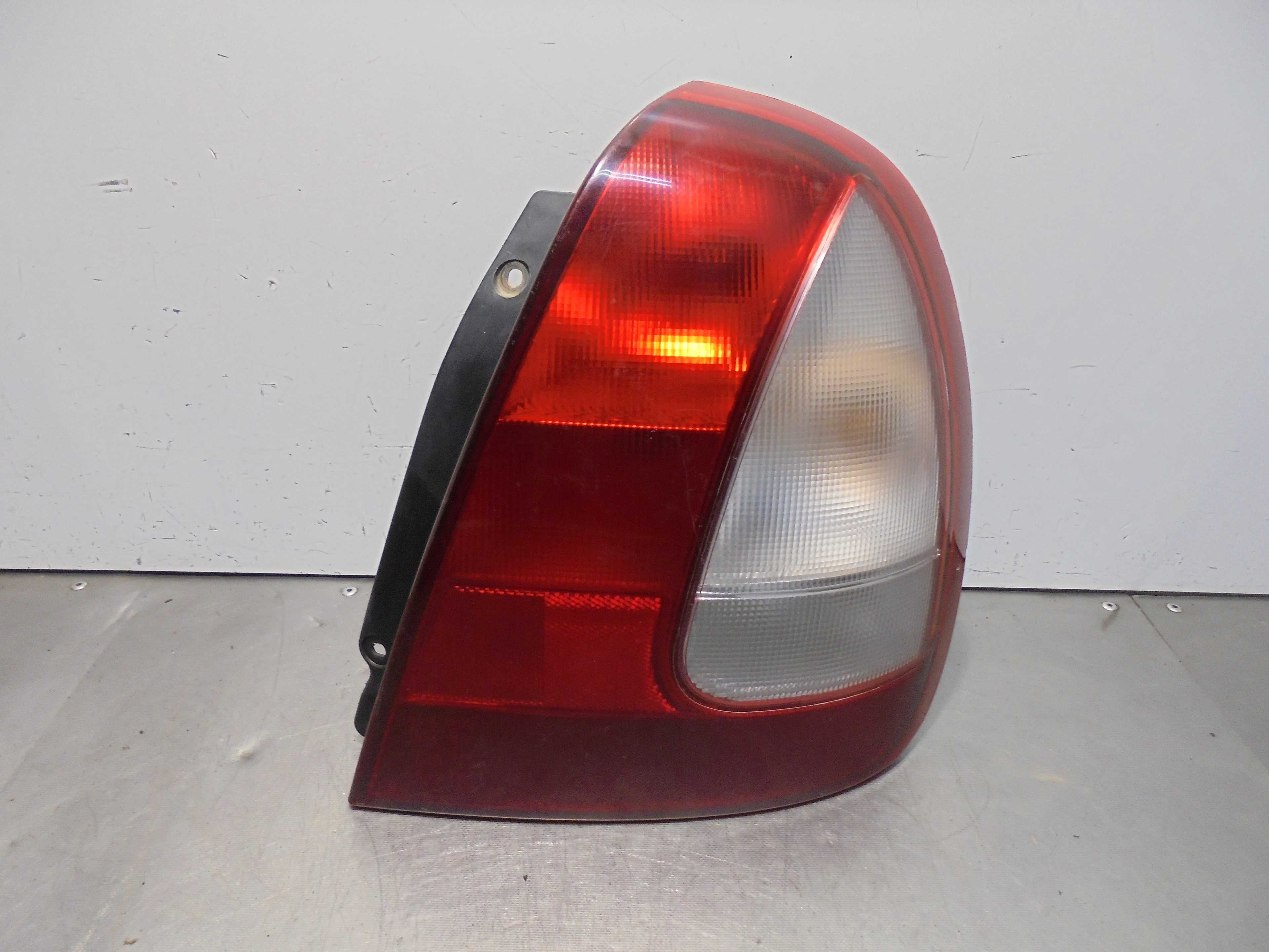 Recambio de piloto trasero derecho para daewoo nubira berlina 1.6 cat referencia OEM IAM 0311000732  