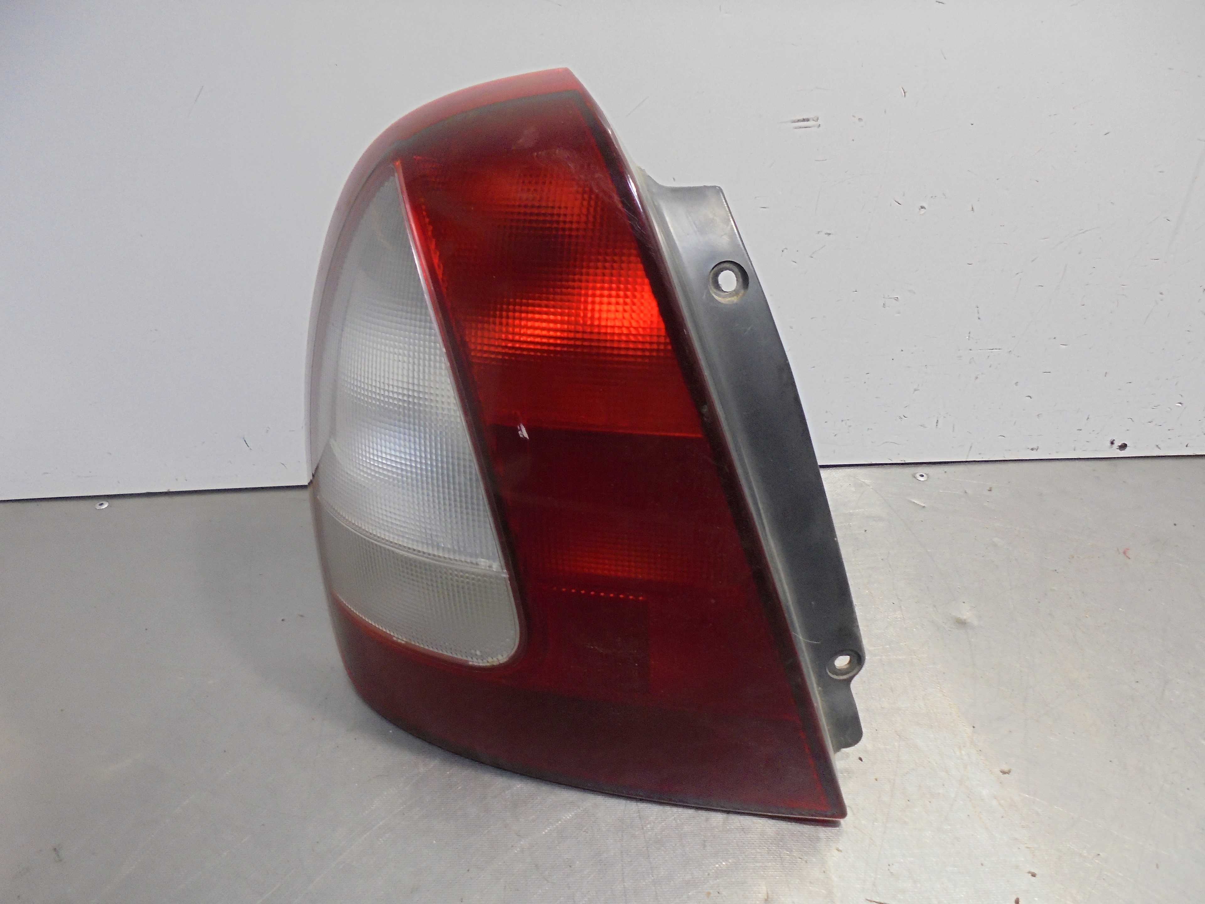 Recambio de piloto trasero izquierdo para daewoo nubira berlina 1.6 cat referencia OEM IAM 0311000731  