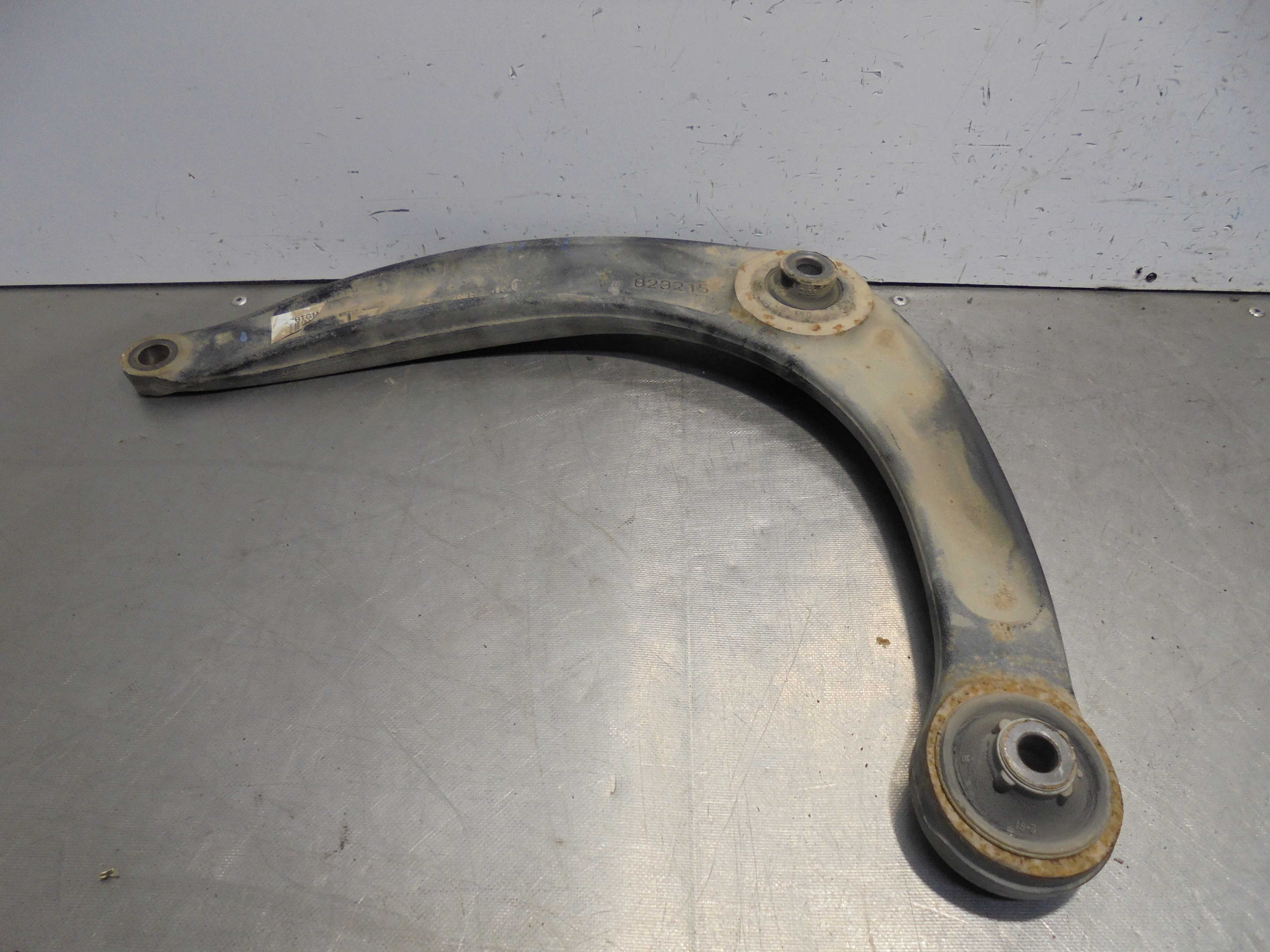 Recambio de brazo suspension inferior delantero izquierdo para citroën c4 berlina collection referencia OEM IAM 823215  