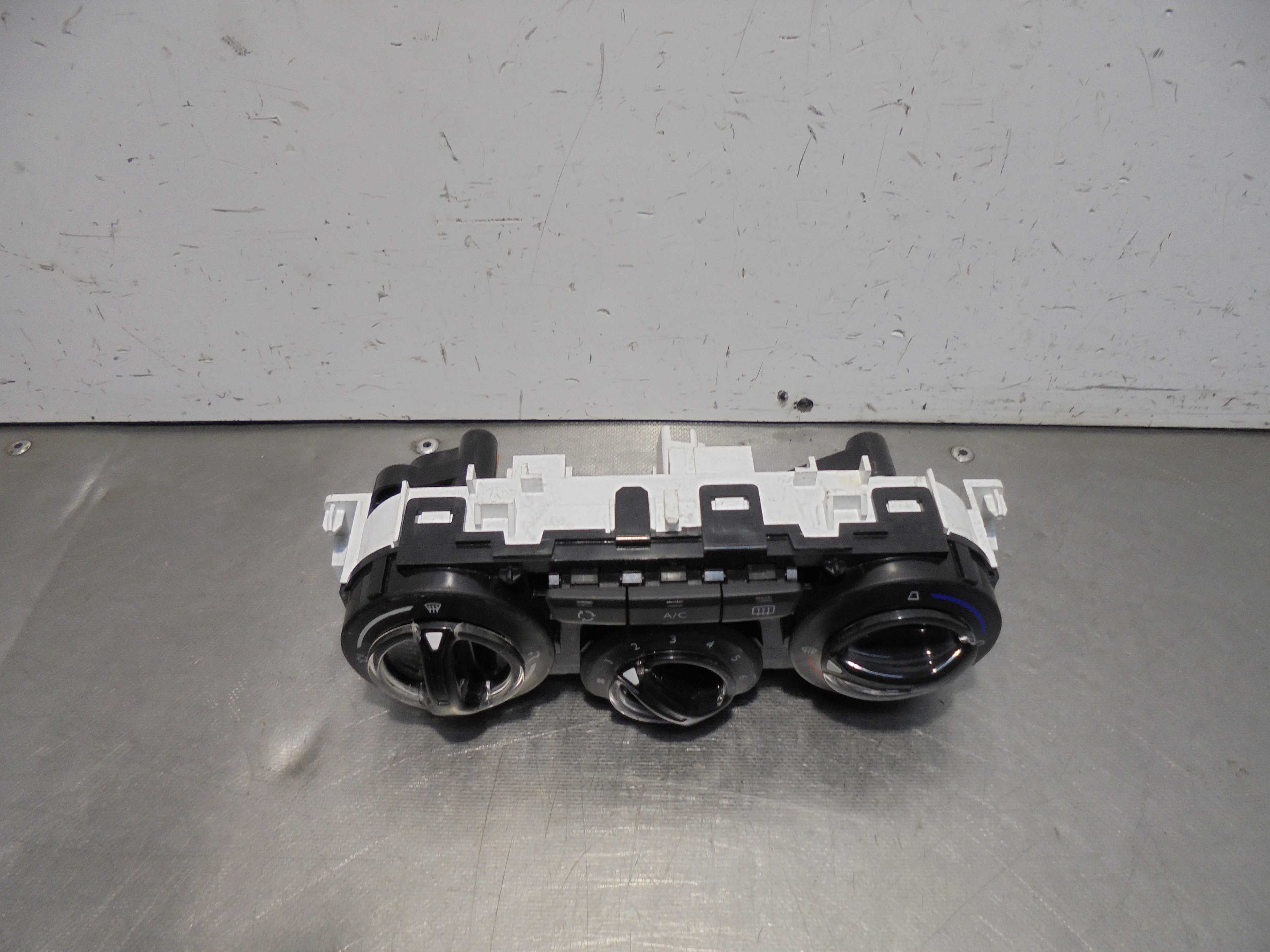 Recambio de mando calefaccion / aire acondicionado para peugeot 208 1.6 blue-hdi fap referencia OEM IAM 9819611577  