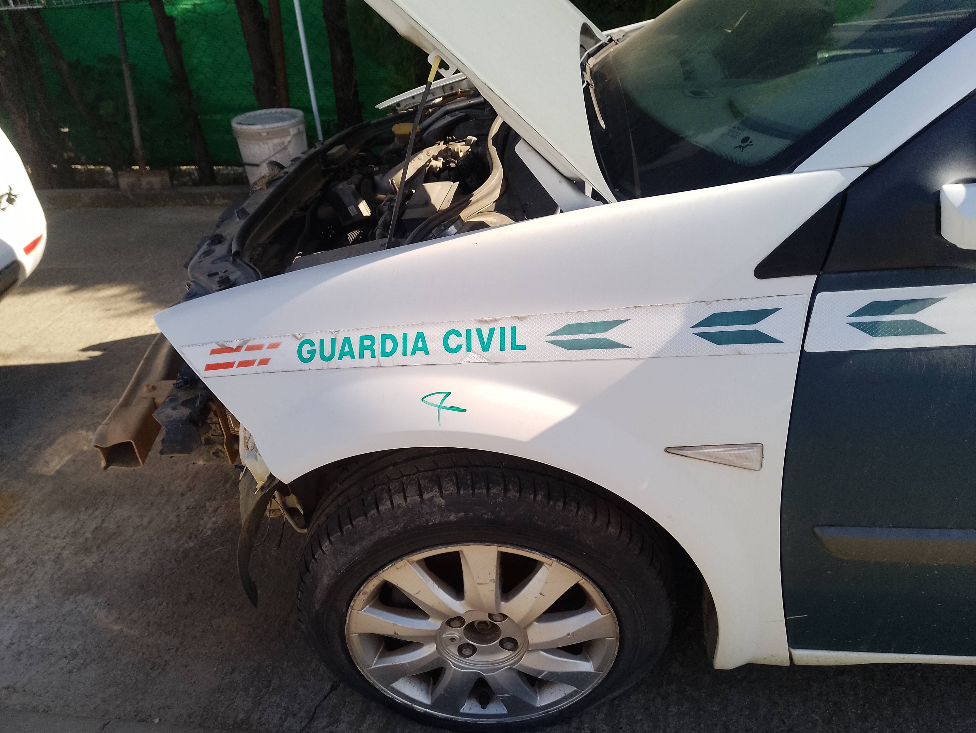 Recambio de aleta delantera izquierda para renault megane ii berlina 5p business referencia OEM IAM   