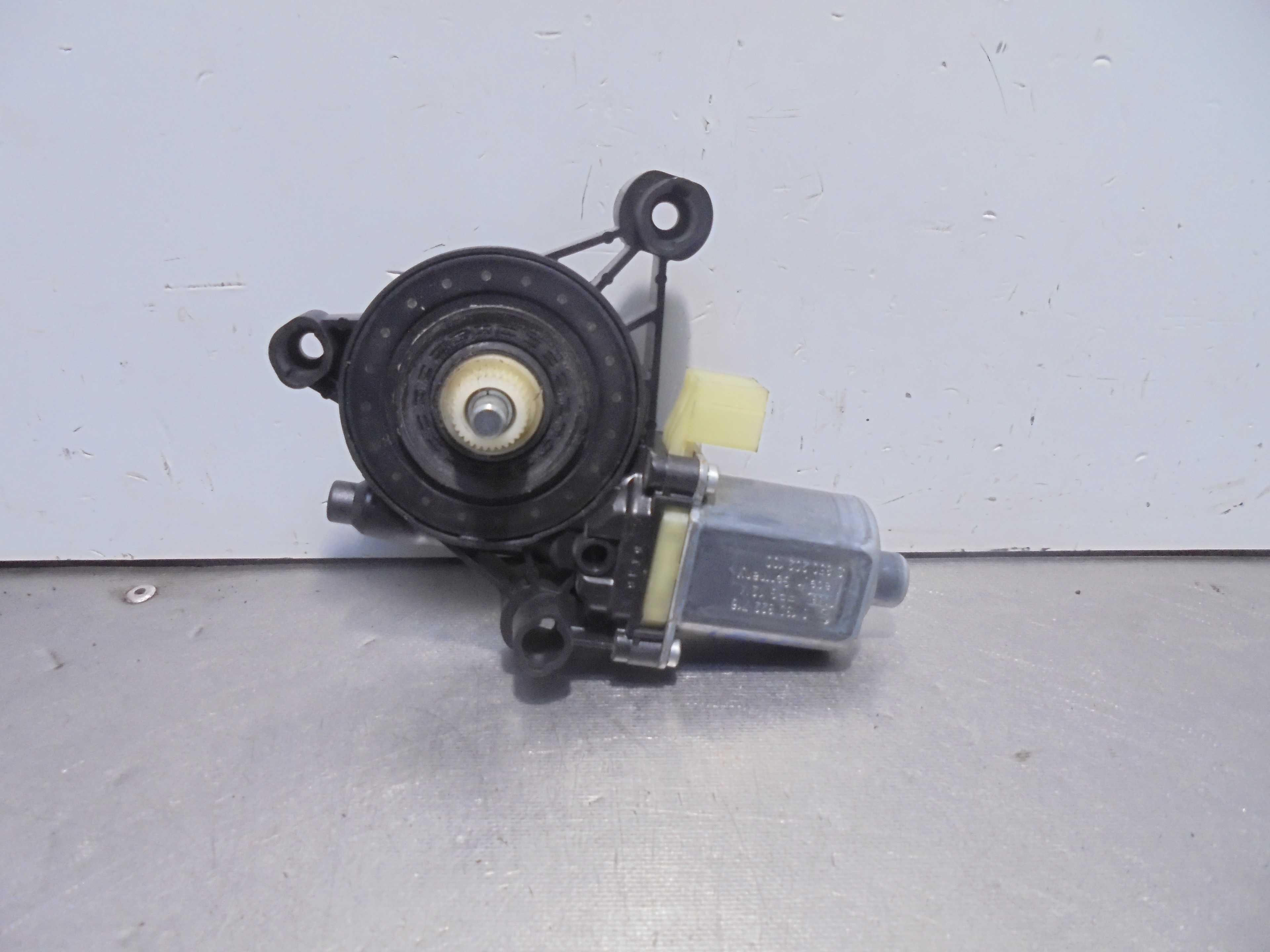 Recambio de motor elevalunas delantero derecho para seat leon (5f1) 1.2 tsi referencia OEM IAM 5Q0959802 BOSCH 