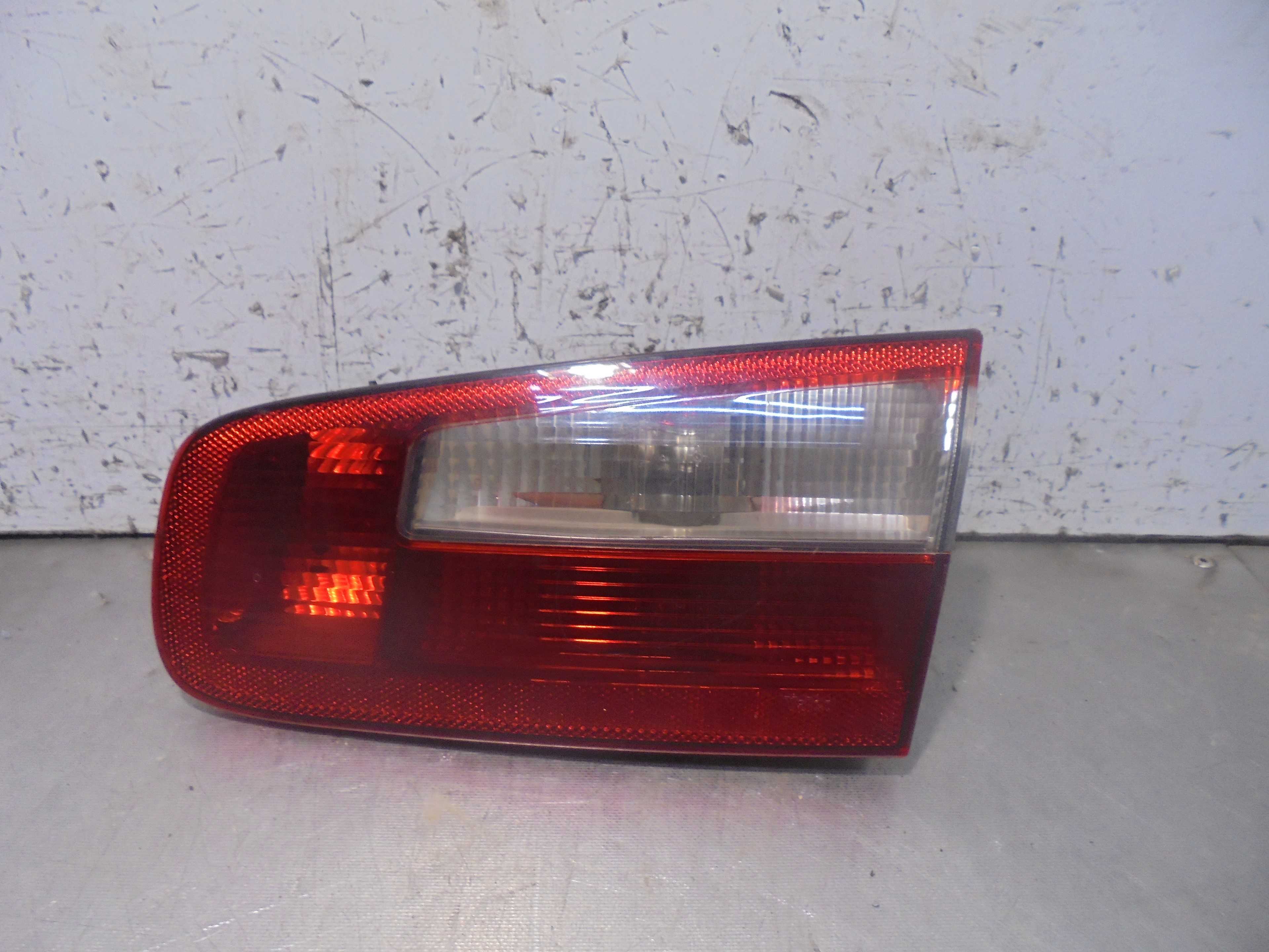 Recambio de piloto porton trasero derecho para renault laguna ii (bg0) authentique referencia OEM IAM 8200002476 VALEO 