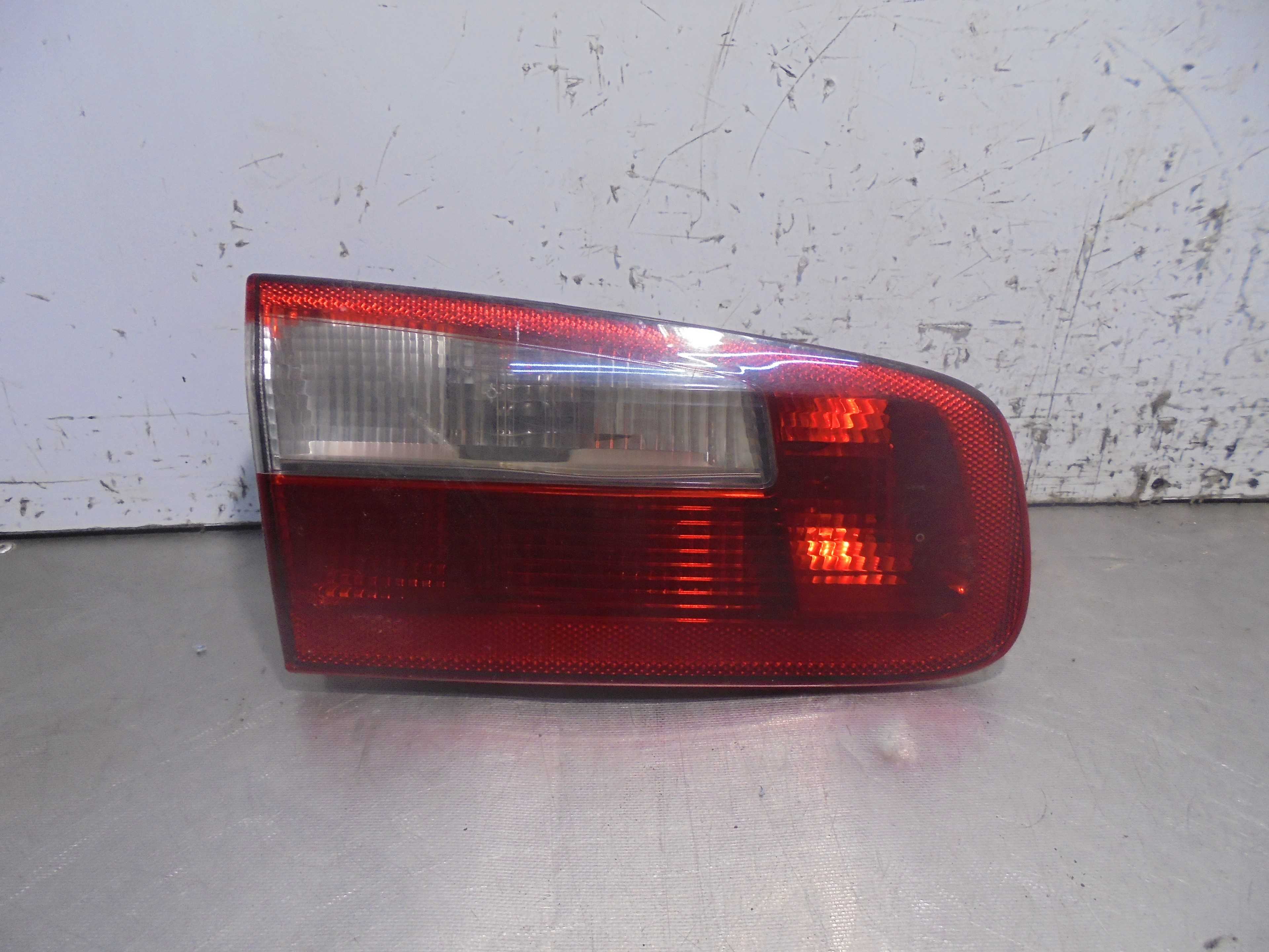 Recambio de piloto porton trasero izquierdo para renault laguna ii (bg0) authentique referencia OEM IAM 8200002475 VALEO 