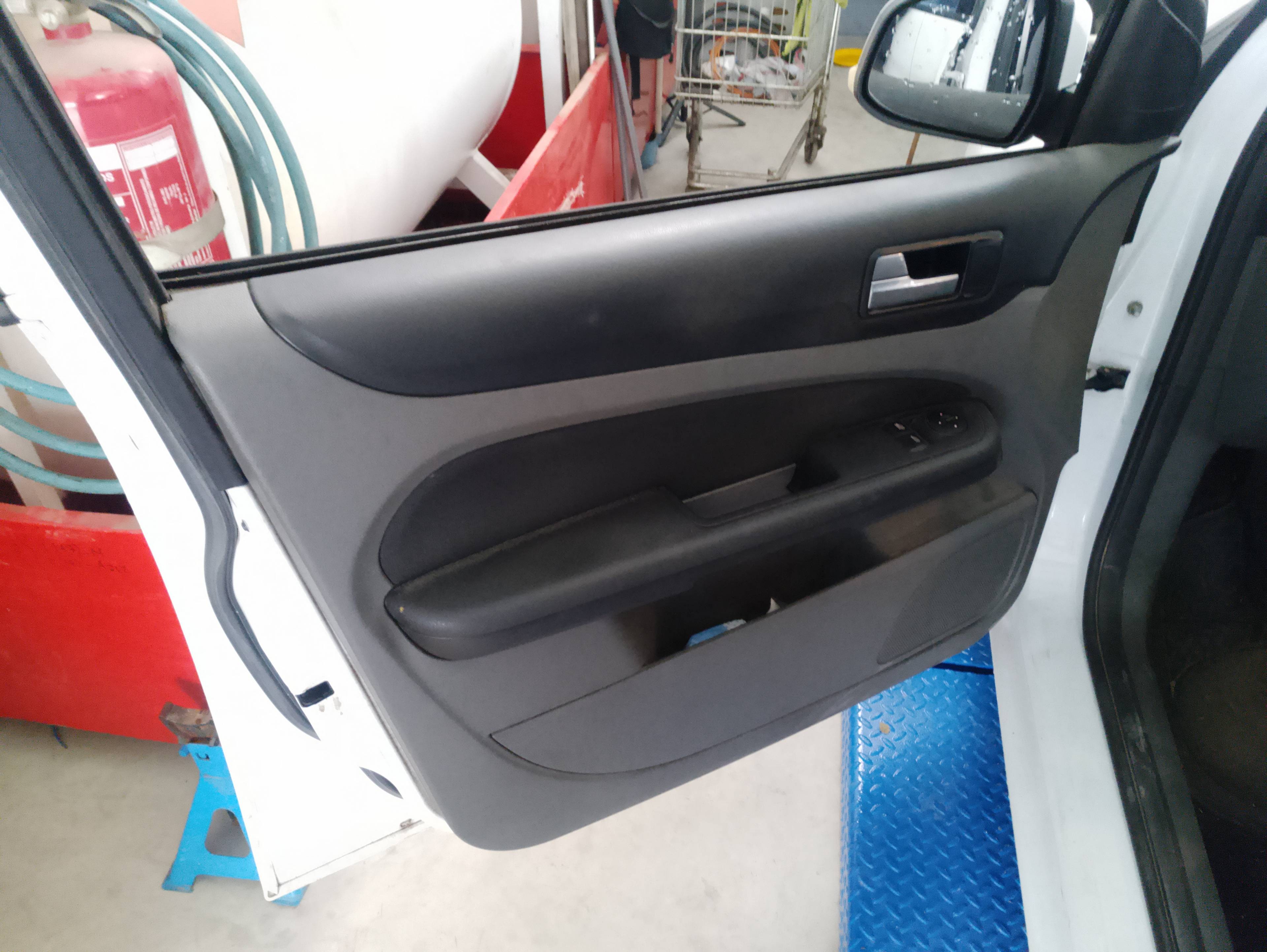 Recambio de guarnecido puerta delantera izquierda para ford focus berlina (cap) ambiente (d) referencia OEM IAM   