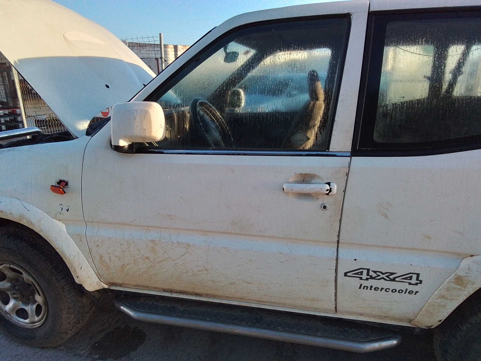 Recambio de puerta delantera izquierda para nissan terrano/terrano.ii (r20) 2.7 turbodiesel referencia OEM IAM   
