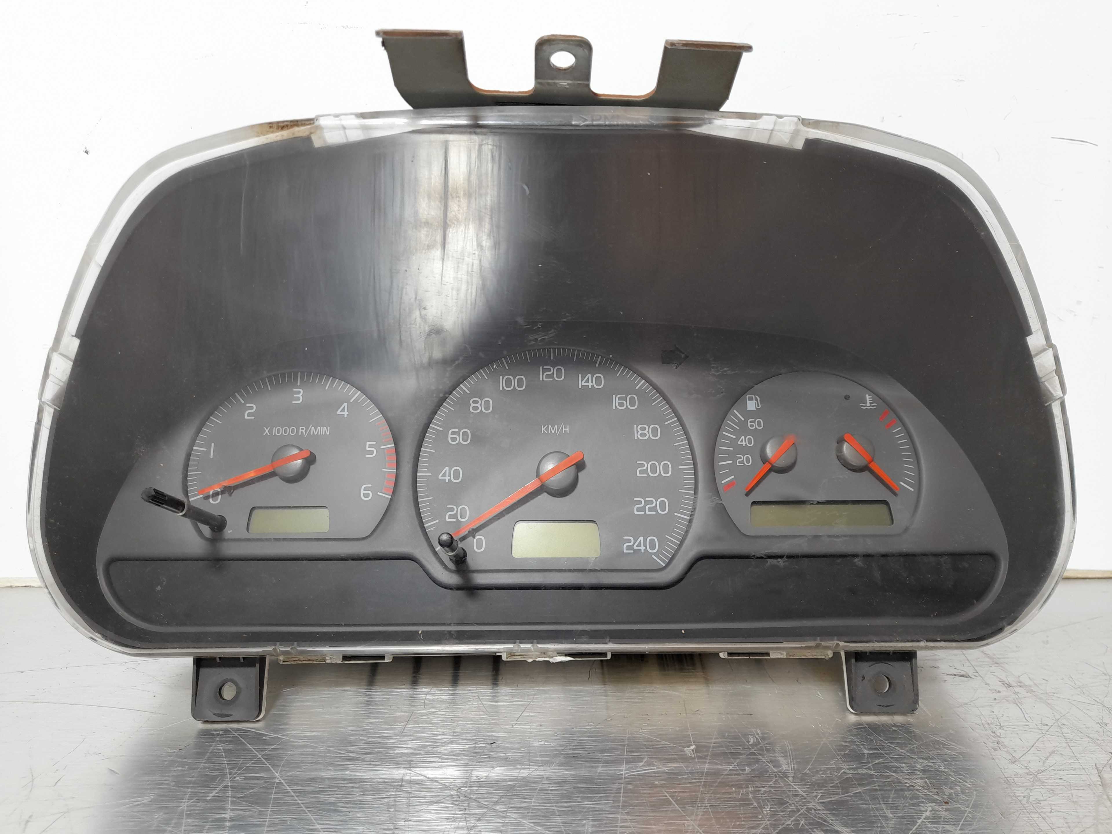 Recambio de cuadro instrumentos para volvo v40 familiar 1.9 d referencia OEM IAM SW30887708A  