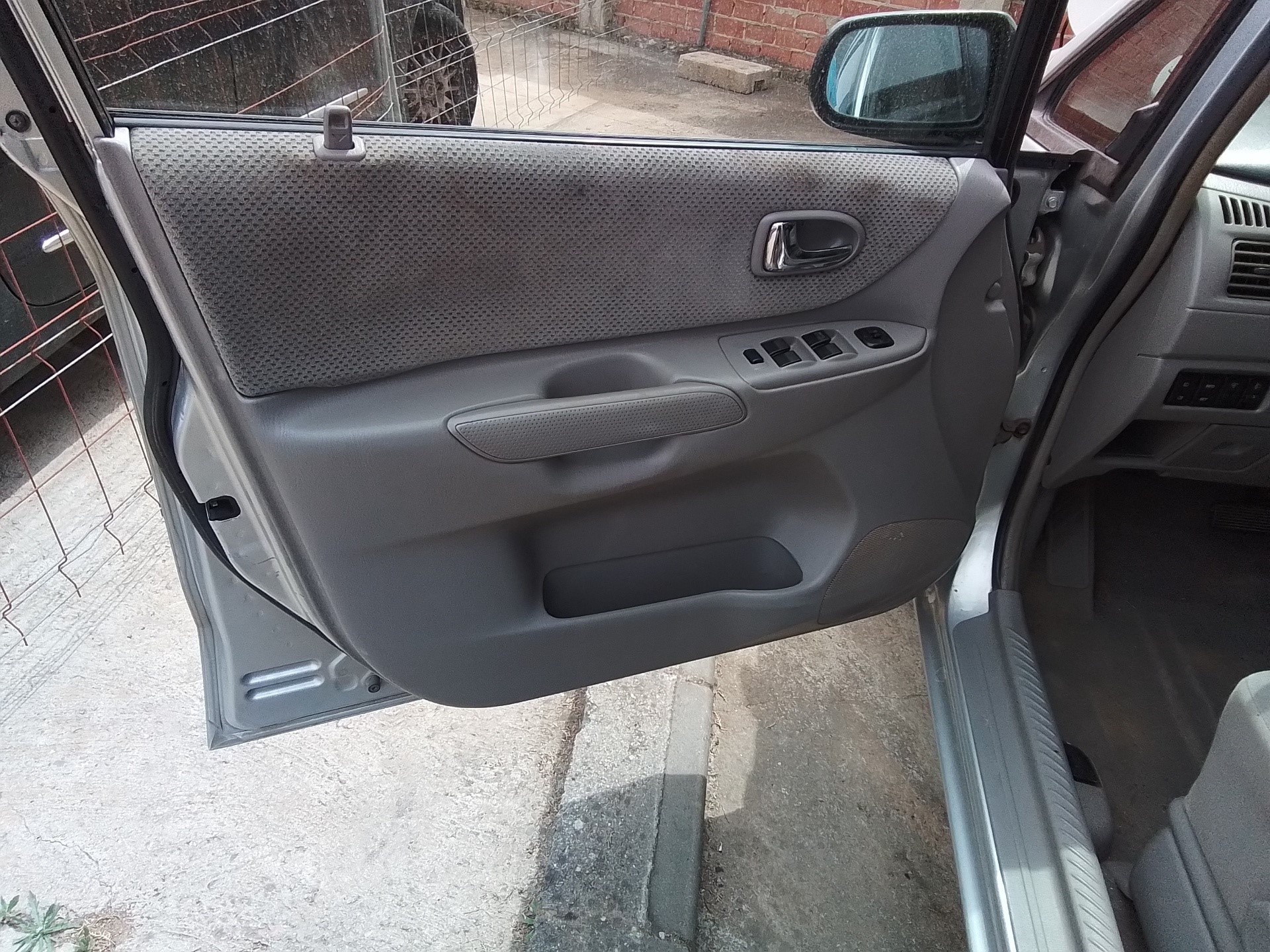 Recambio de guarnecido puerta delantera izquierda para mazda premacy (cp) 2.0 cat referencia OEM IAM   