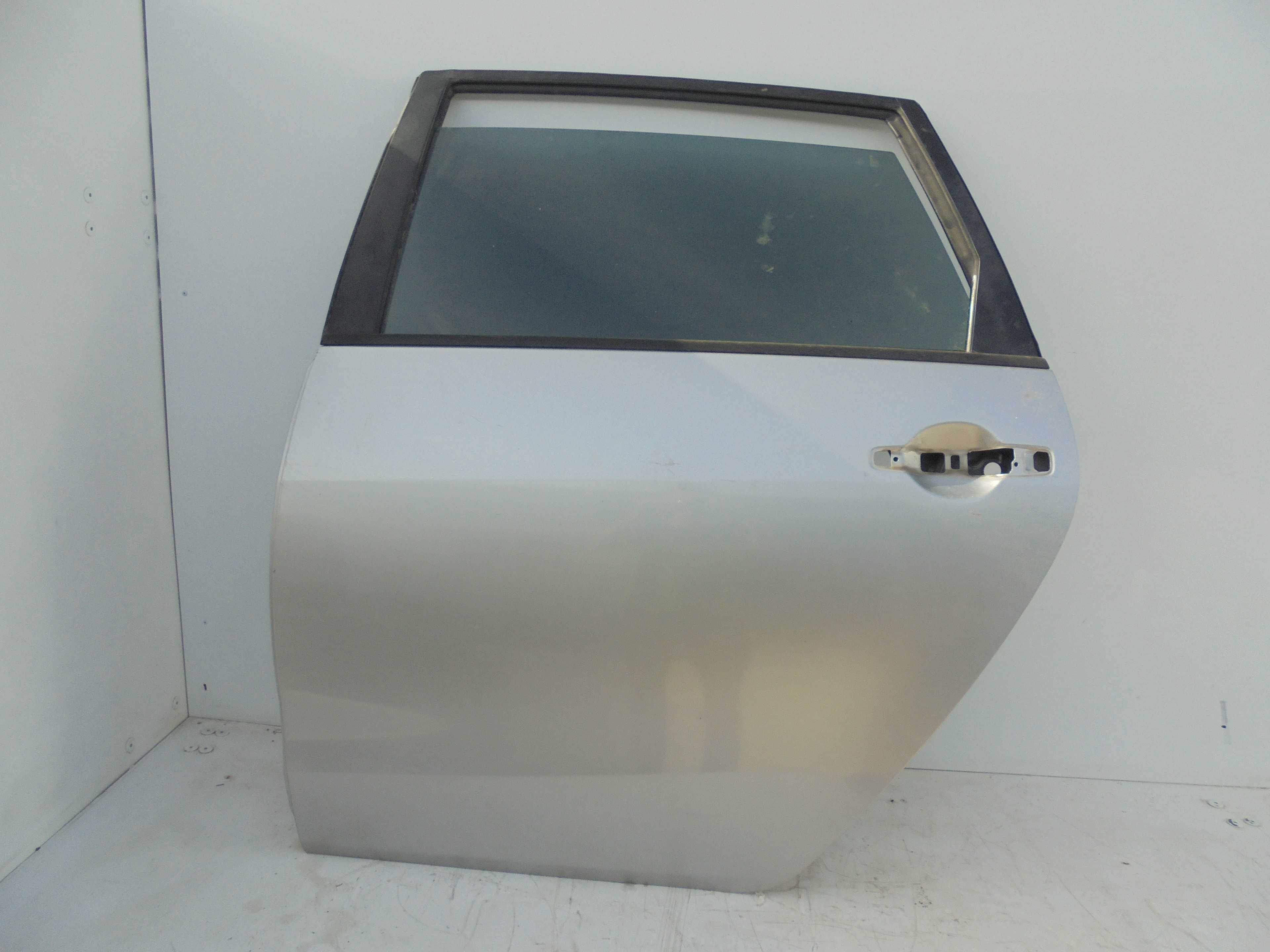 Recambio de puerta trasera izquierda para mitsubishi grandis (na0w) 2.0 di-d cat referencia OEM IAM   