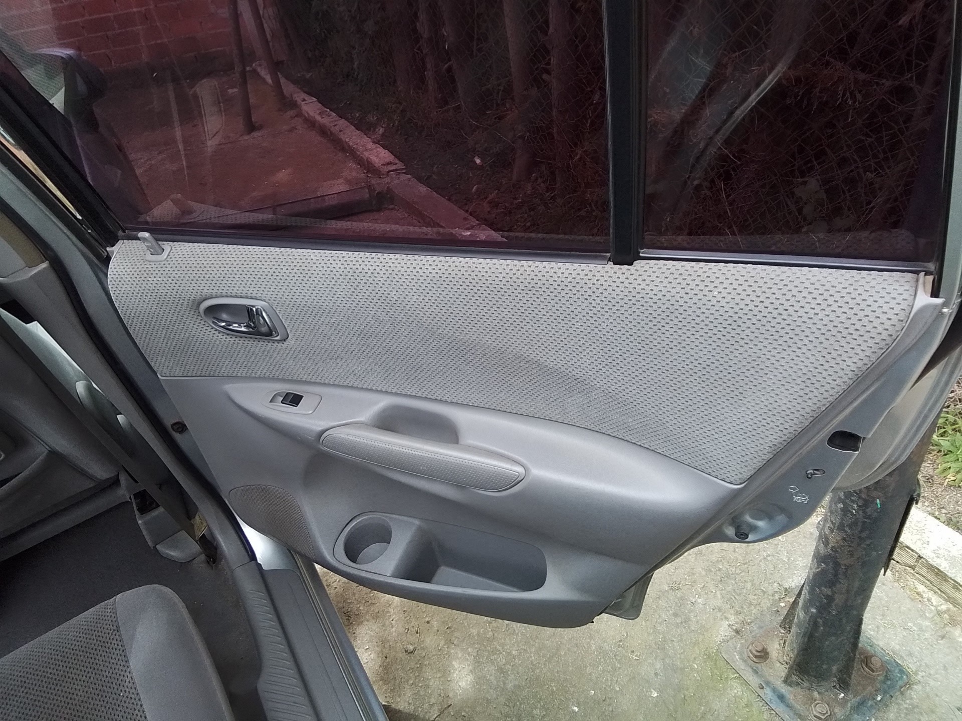 Recambio de guarnecido puerta trasera derecha para mazda premacy (cp) 2.0 cat referencia OEM IAM   