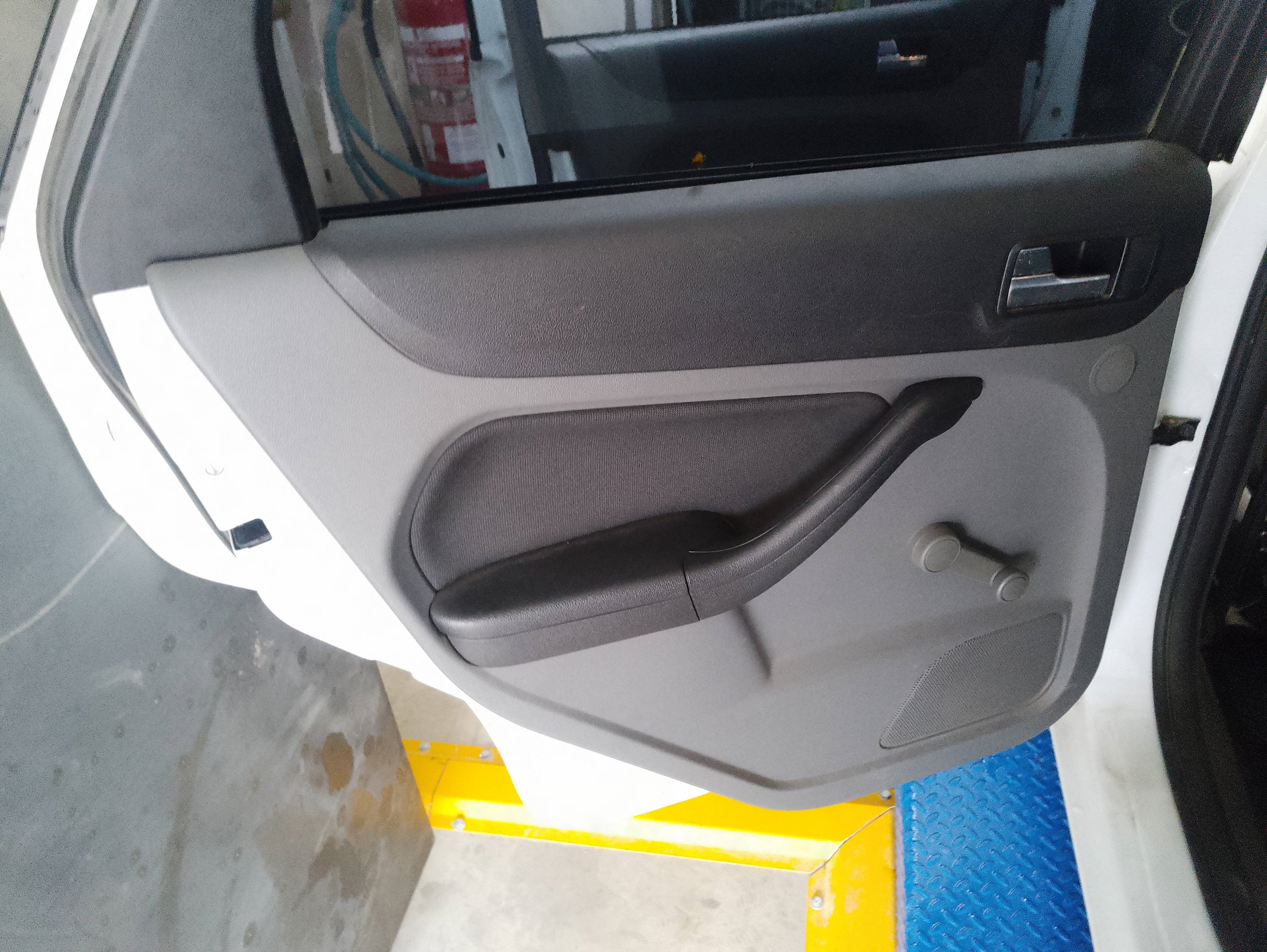 Recambio de guarnecido puerta trasera izquierda para ford focus berlina (cap) ambiente (d) referencia OEM IAM   