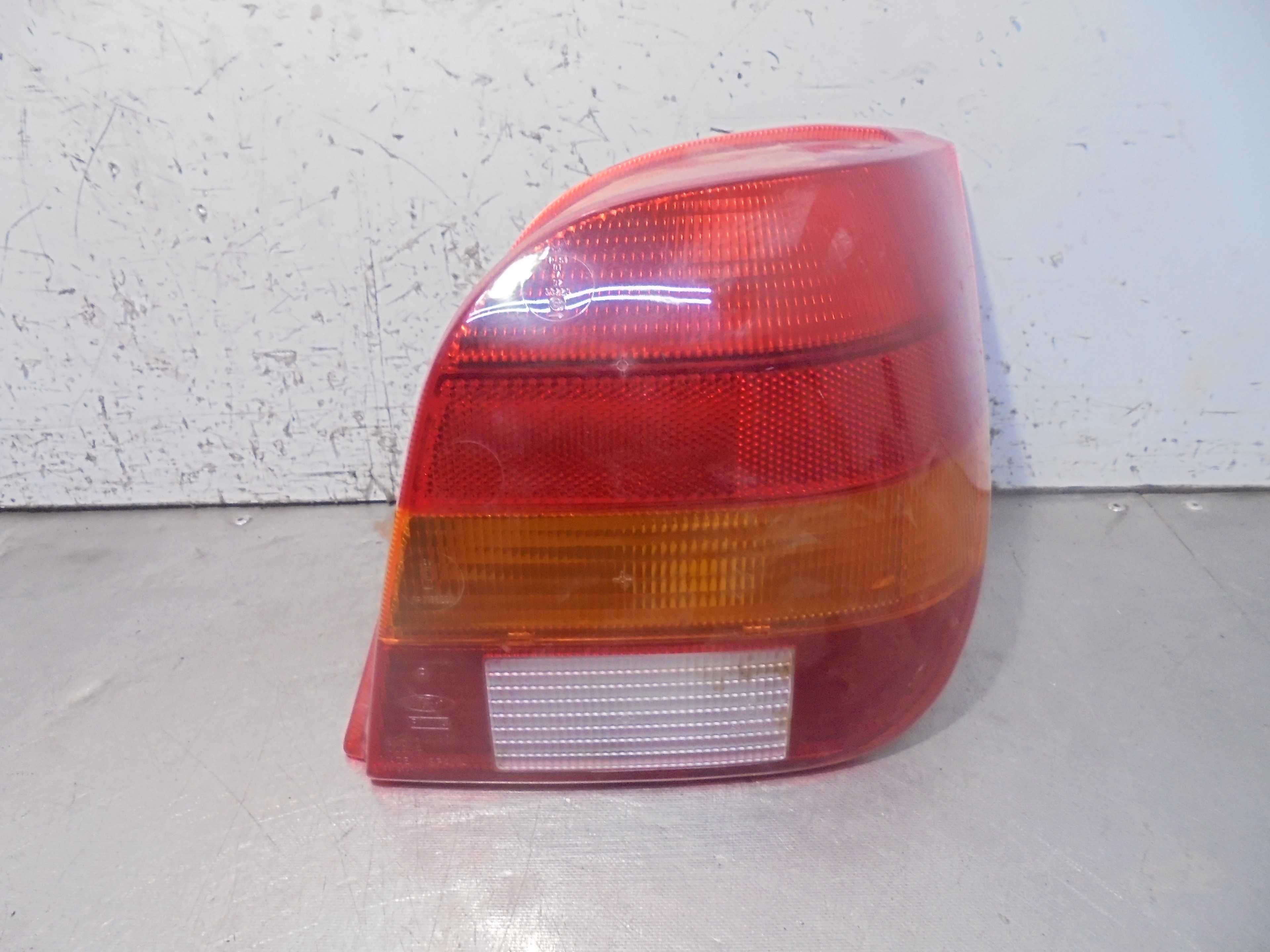 Recambio de piloto trasero derecho para ford fiesta berlina ghia referencia OEM IAM 89FG13A602  