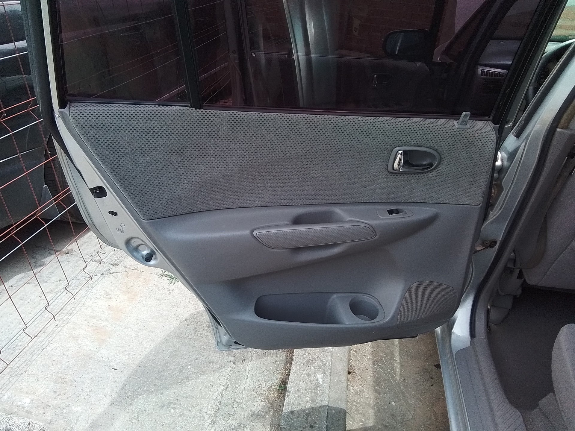 Recambio de guarnecido puerta trasera izquierda para mazda premacy (cp) 2.0 cat referencia OEM IAM   