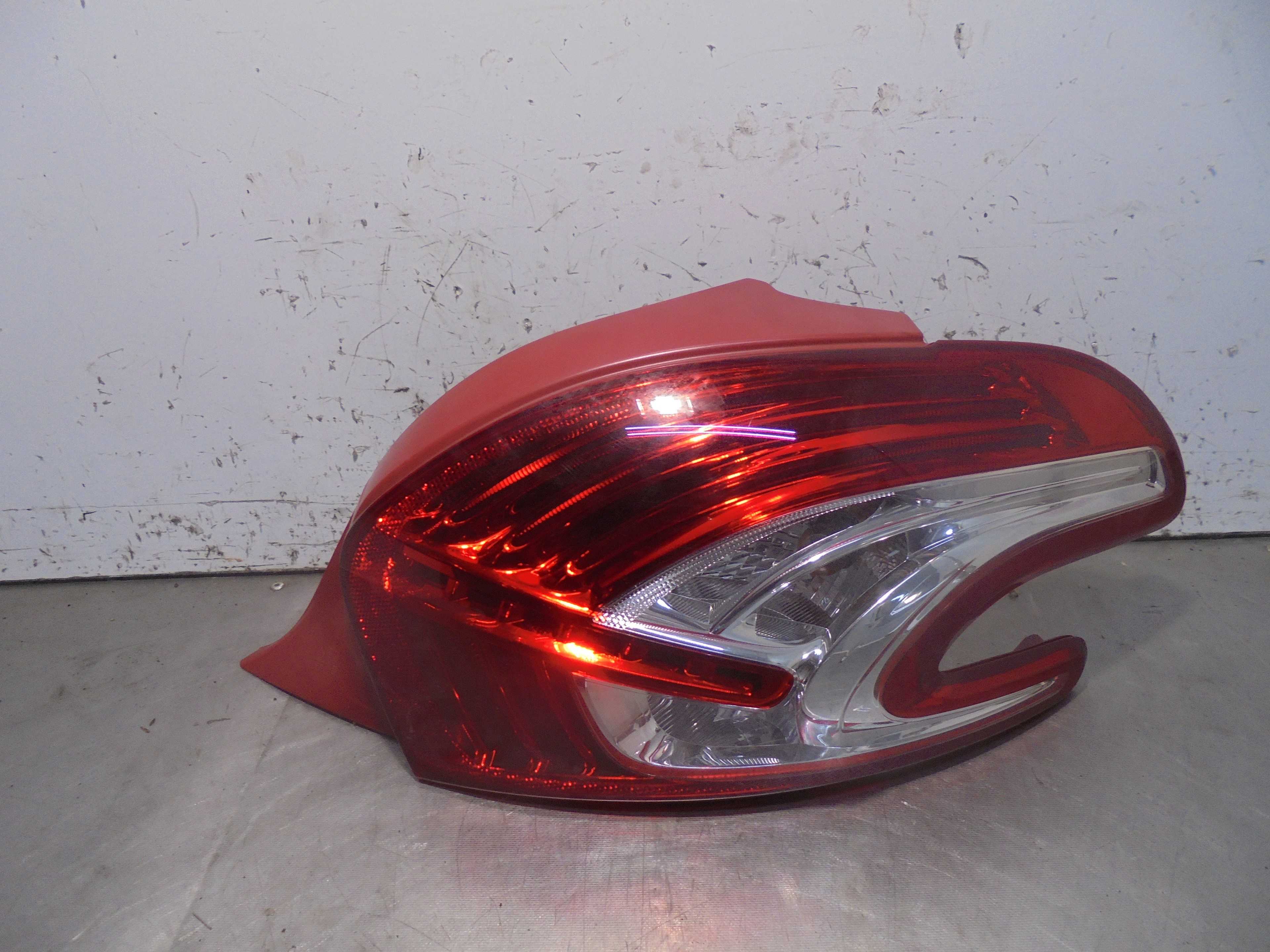 Recambio de piloto trasero derecho para peugeot 208 1.6 16v hdi fap referencia OEM IAM 9672628380 VISTEON 