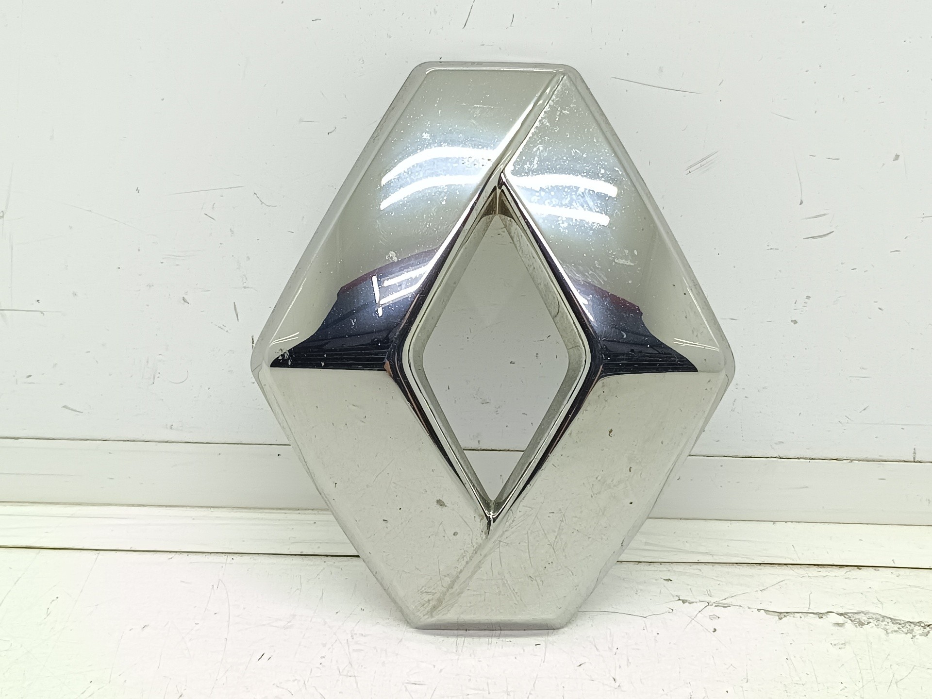 Recambio de emblema para renault kadjar bose edition referencia OEM IAM 628909814R  