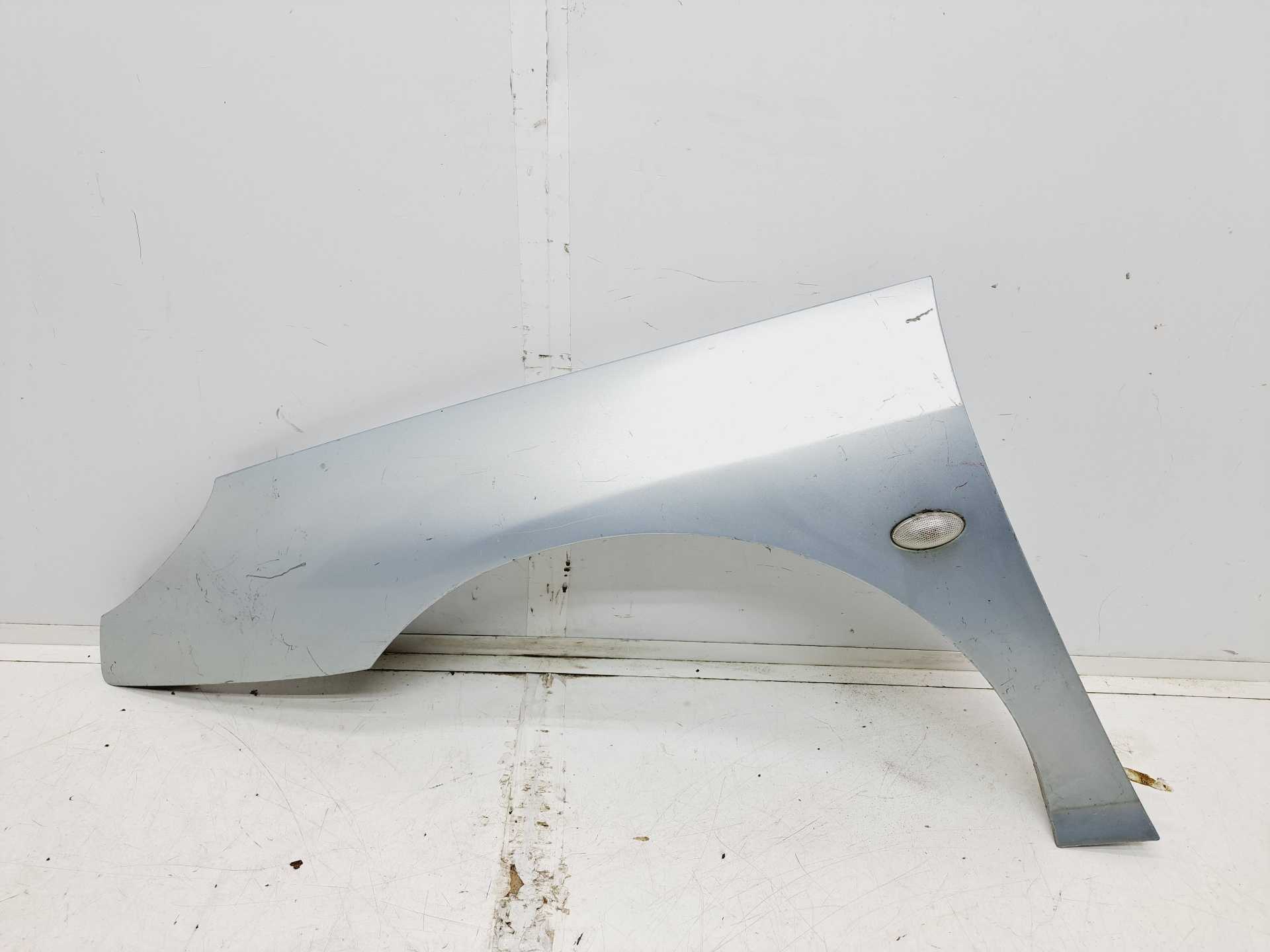 Recambio de aleta delantera izquierda para peugeot 407 st confort referencia OEM IAM   