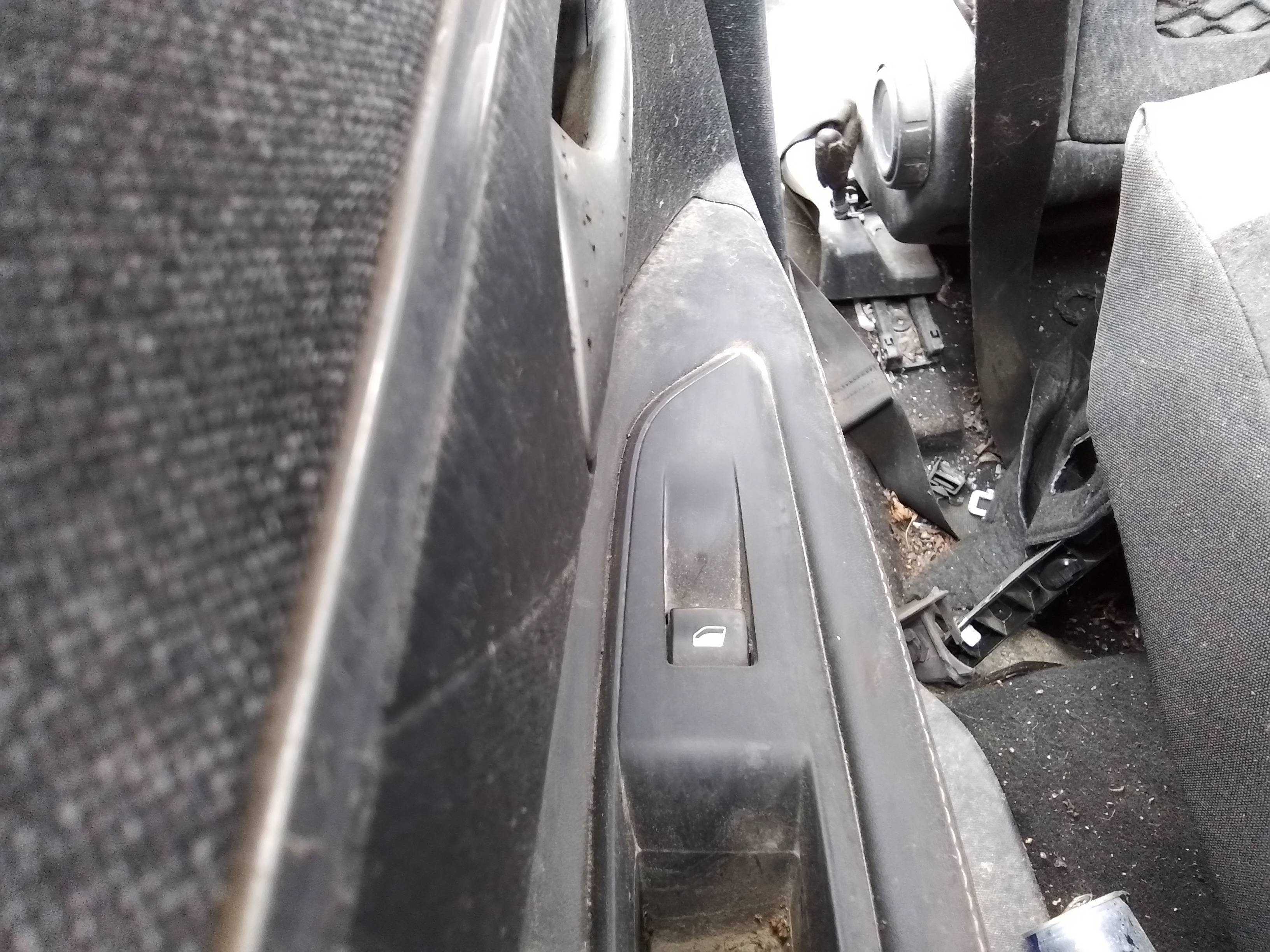 Recambio de mando elevalunas trasero izquierdo para peugeot 3008 active referencia OEM IAM 98044803ZD  
