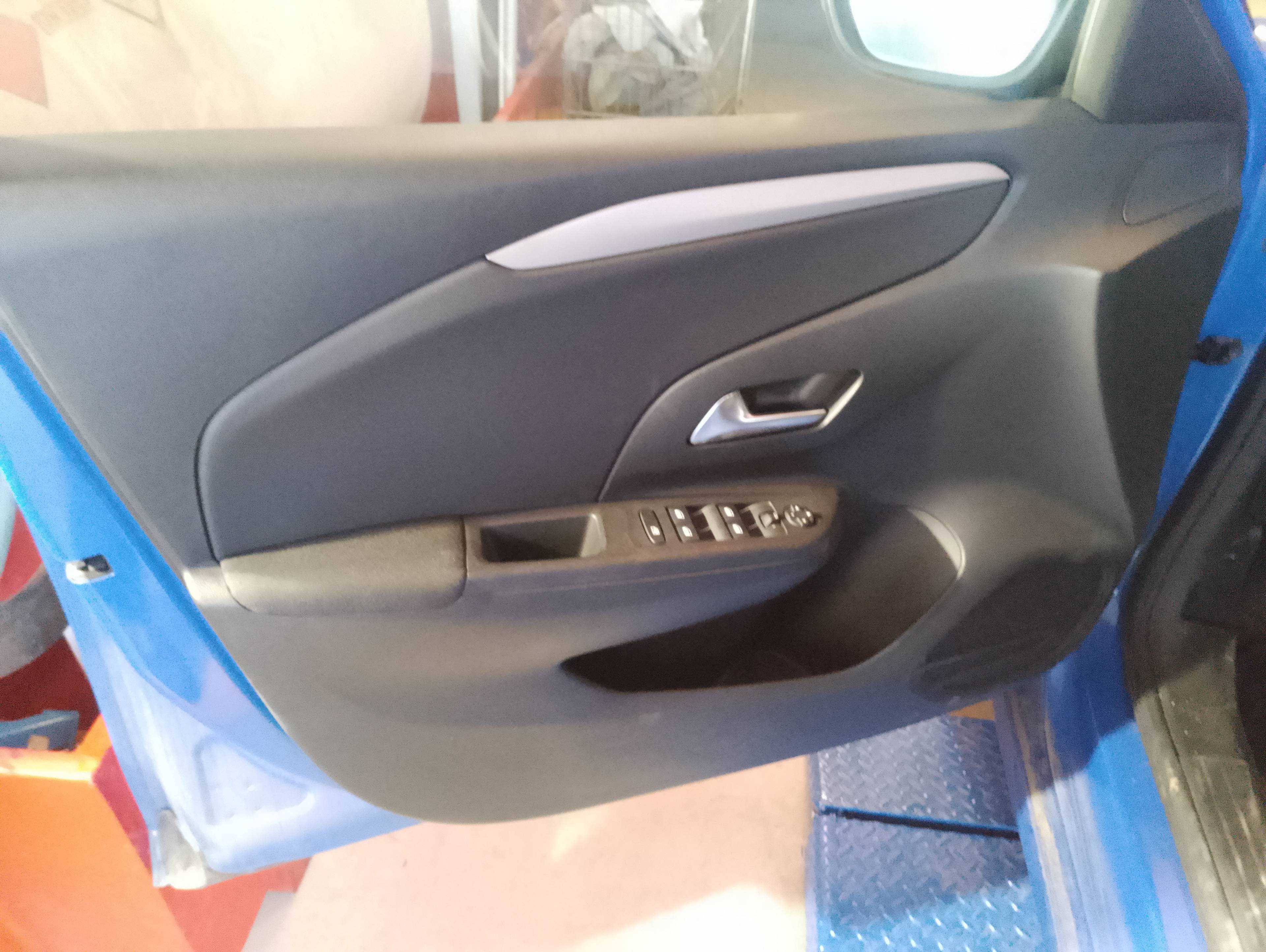 Recambio de guarnecido puerta delantera izquierda para opel corsa f edition referencia OEM IAM   