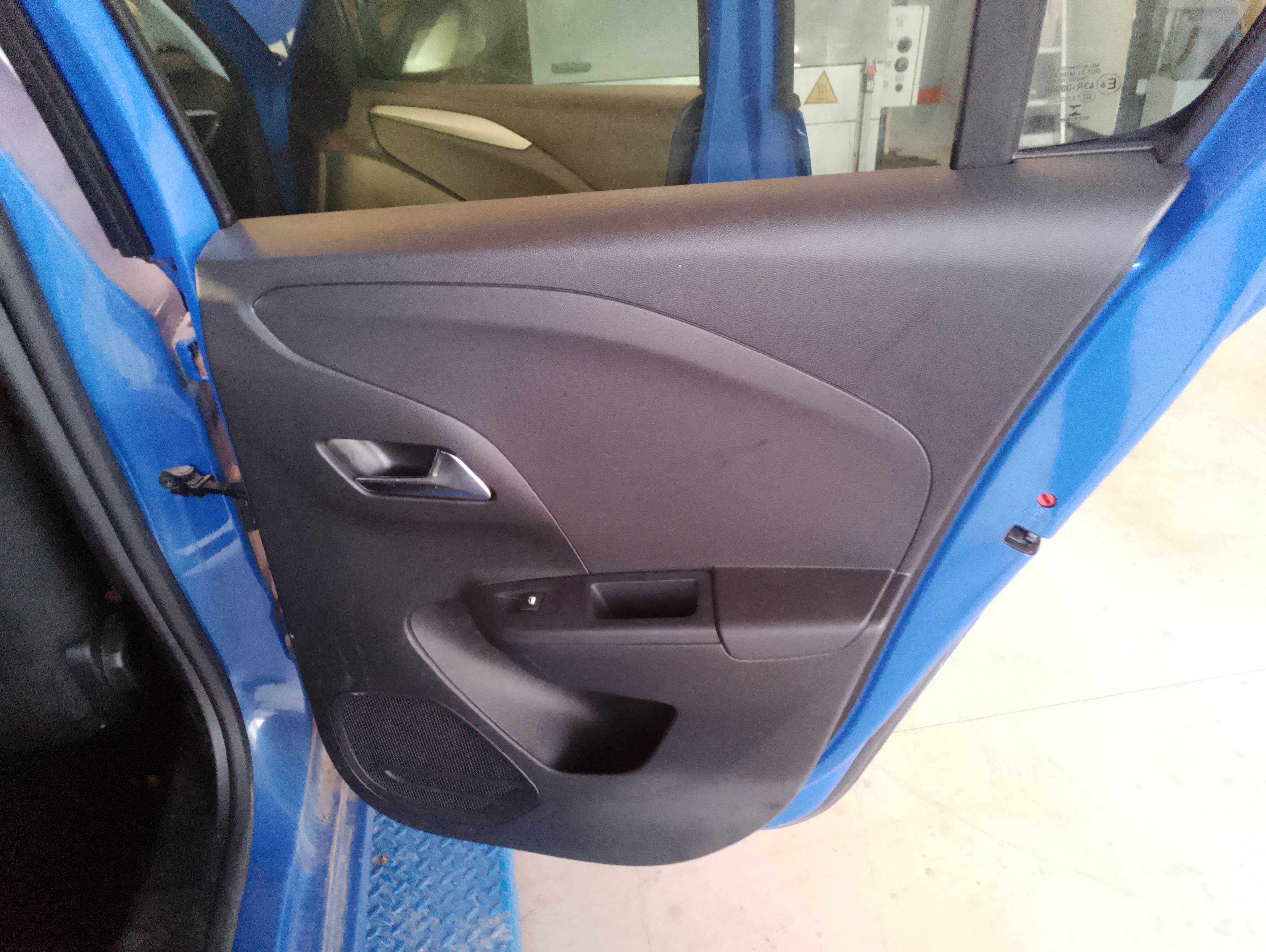 Recambio de guarnecido puerta trasera derecha para opel corsa f edition referencia OEM IAM   