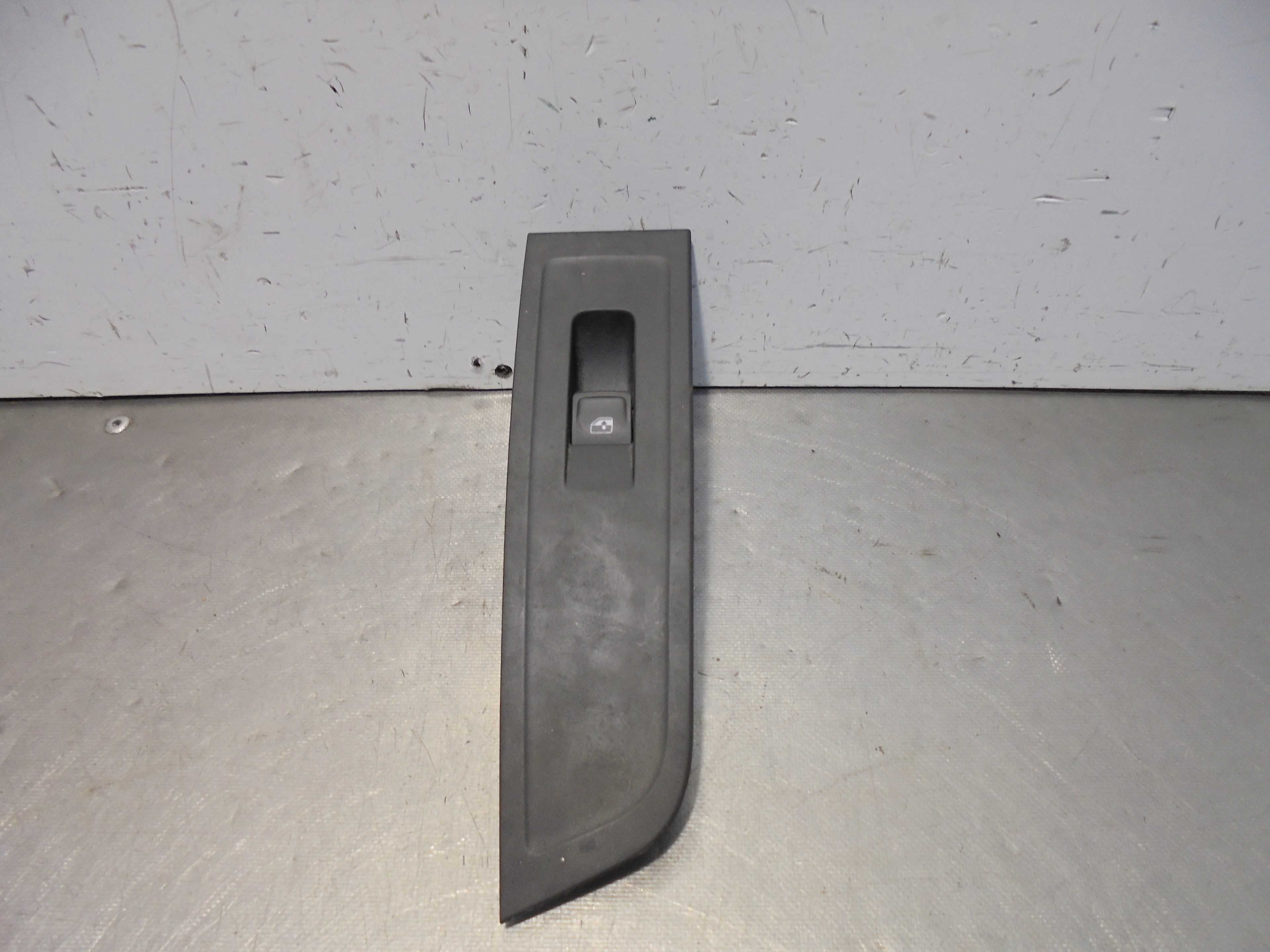 Recambio de mando elevalunas delantero derecho para skoda kamiq (nw4) active referencia OEM IAM 5G0959855K  