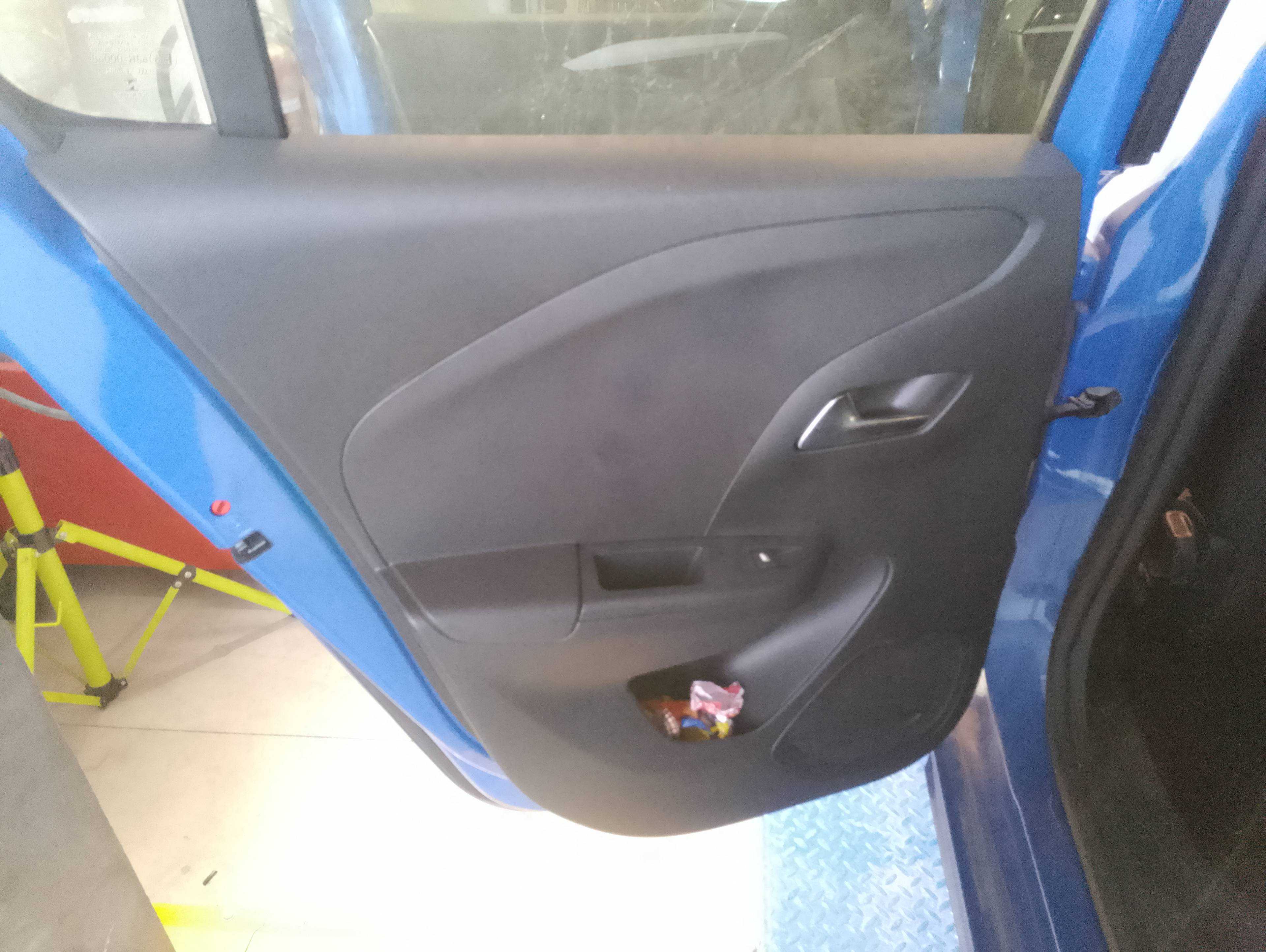 Recambio de guarnecido puerta trasera izquierda para opel corsa f edition referencia OEM IAM   