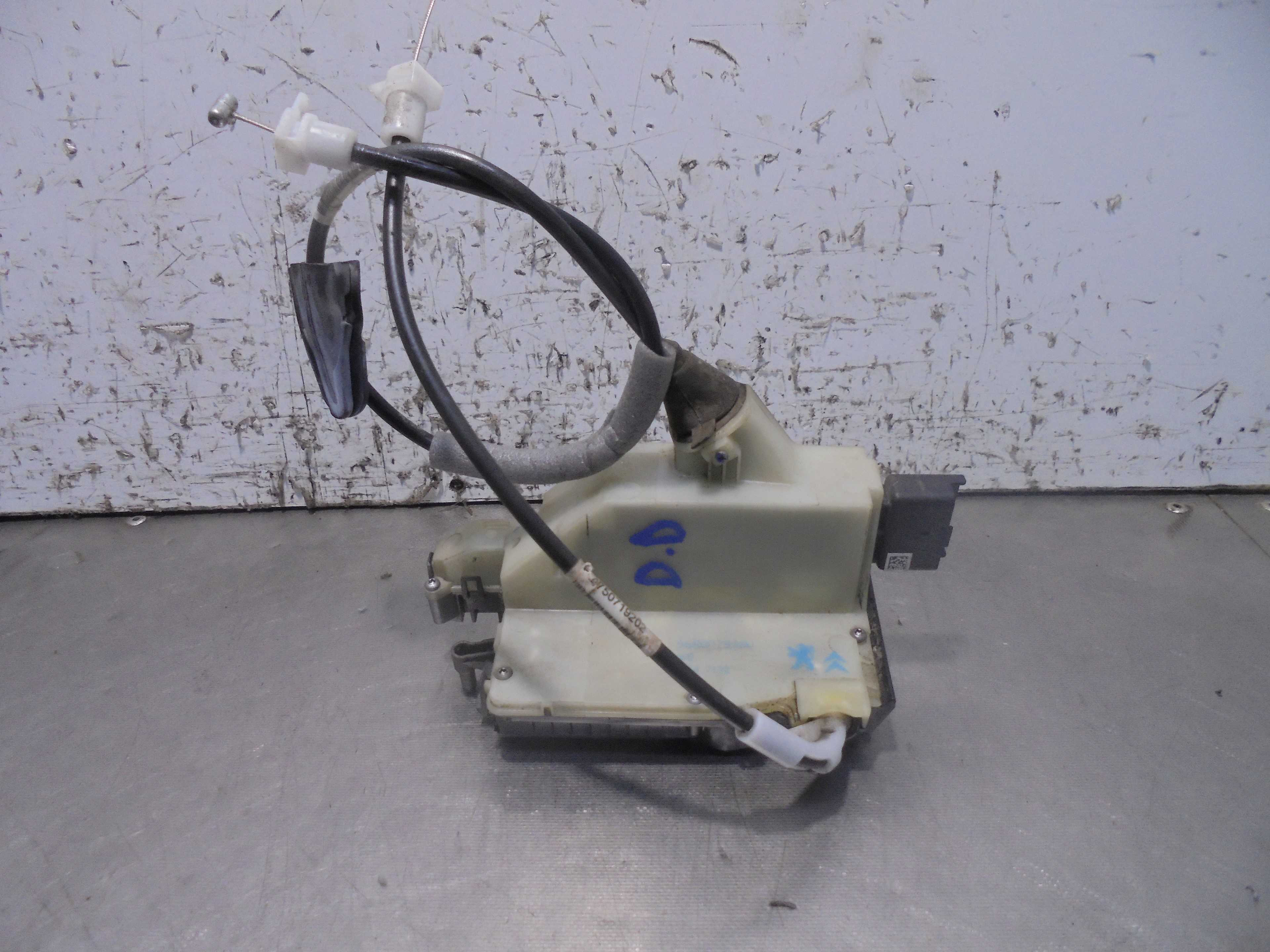 Recambio de cerradura puerta delantera derecha para peugeot 208 allure referencia OEM IAM 9688079980 ELECTRICA 5 PUERTAS 