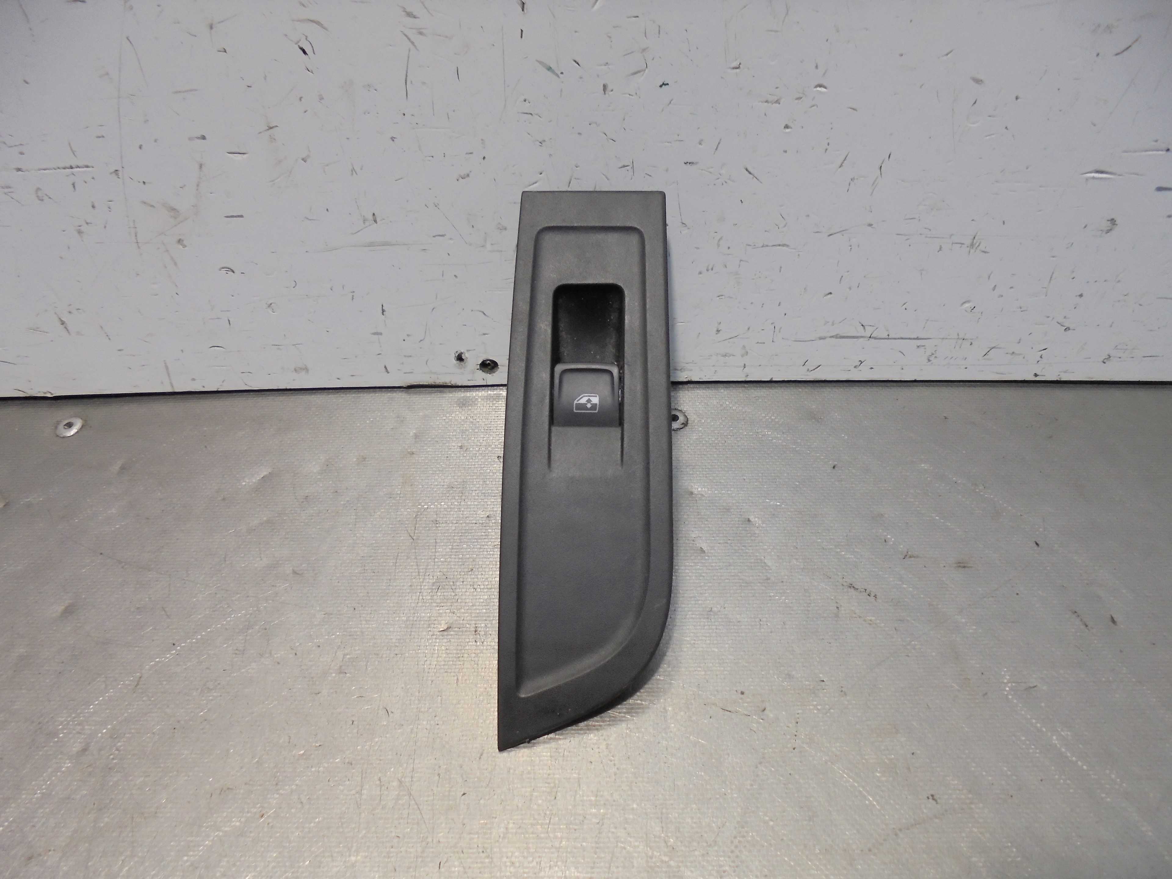 Recambio de mando elevalunas trasero derecho para skoda kamiq (nw4) active referencia OEM IAM 5G0959855K  