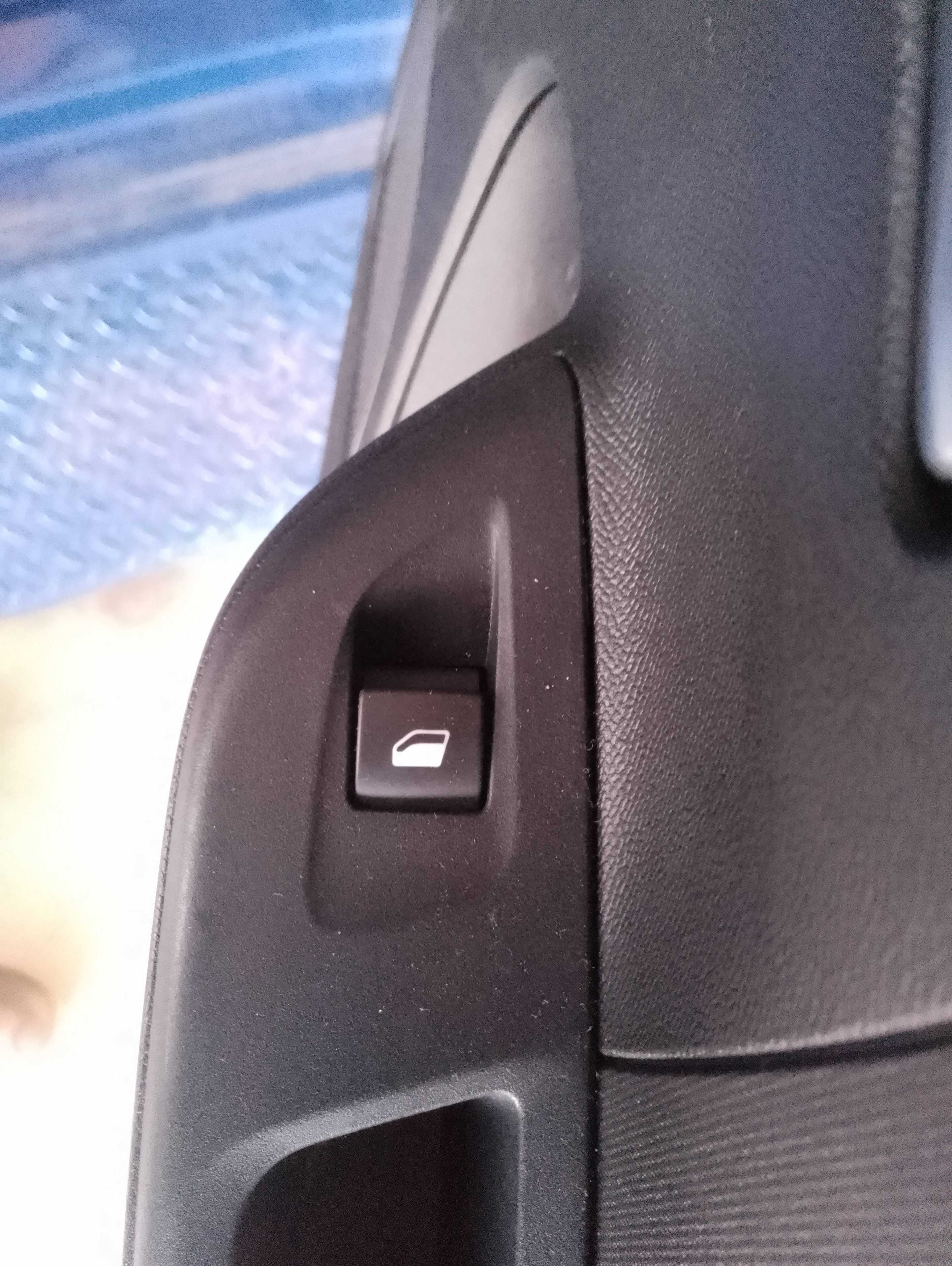 Recambio de mando elevalunas trasero derecho para opel corsa f edition referencia OEM IAM   