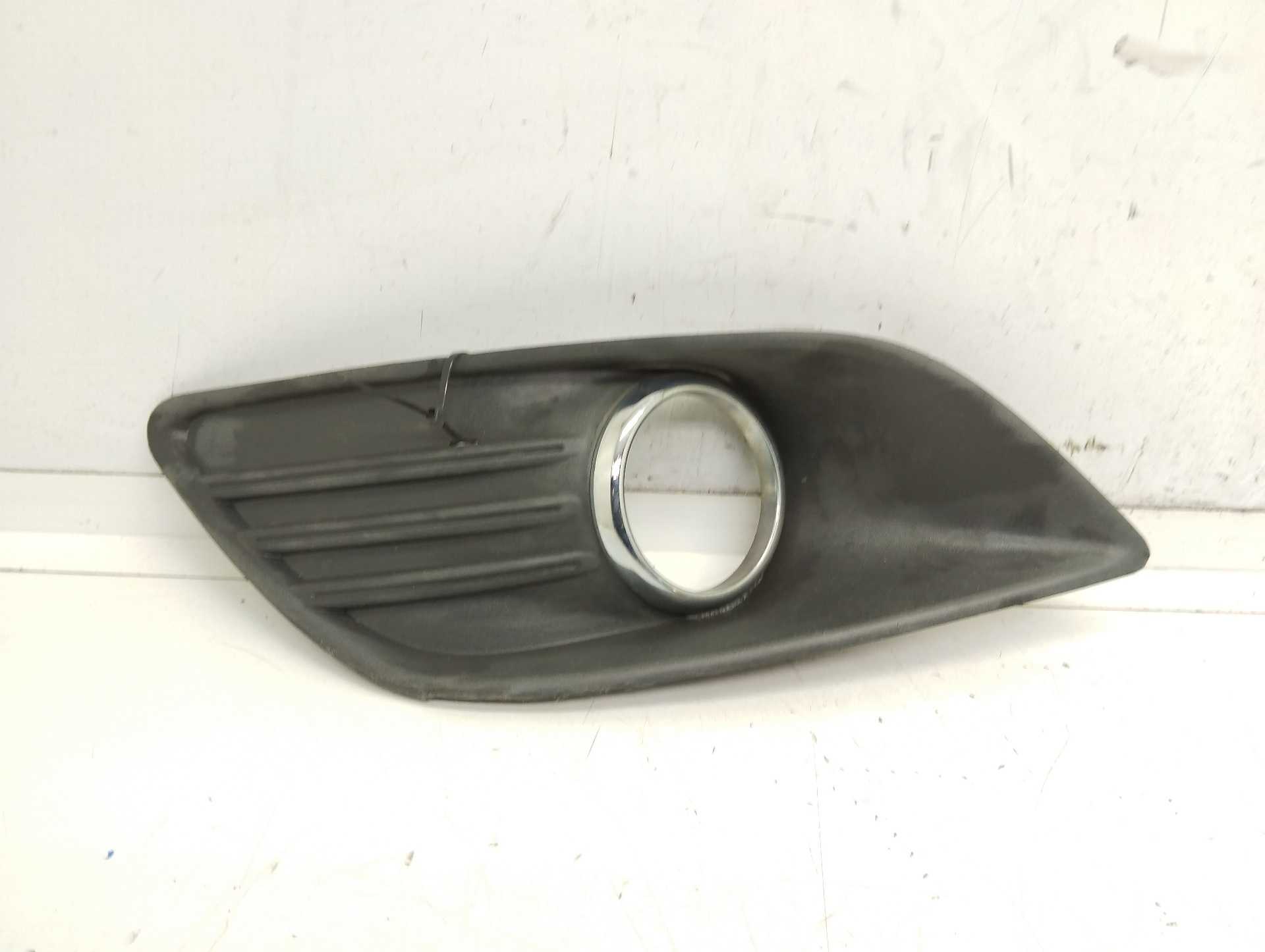 Recambio de rejilla paragolpes derecha para ford focus berlina (cap) ambiente (d) referencia OEM IAM 8M5119953A  