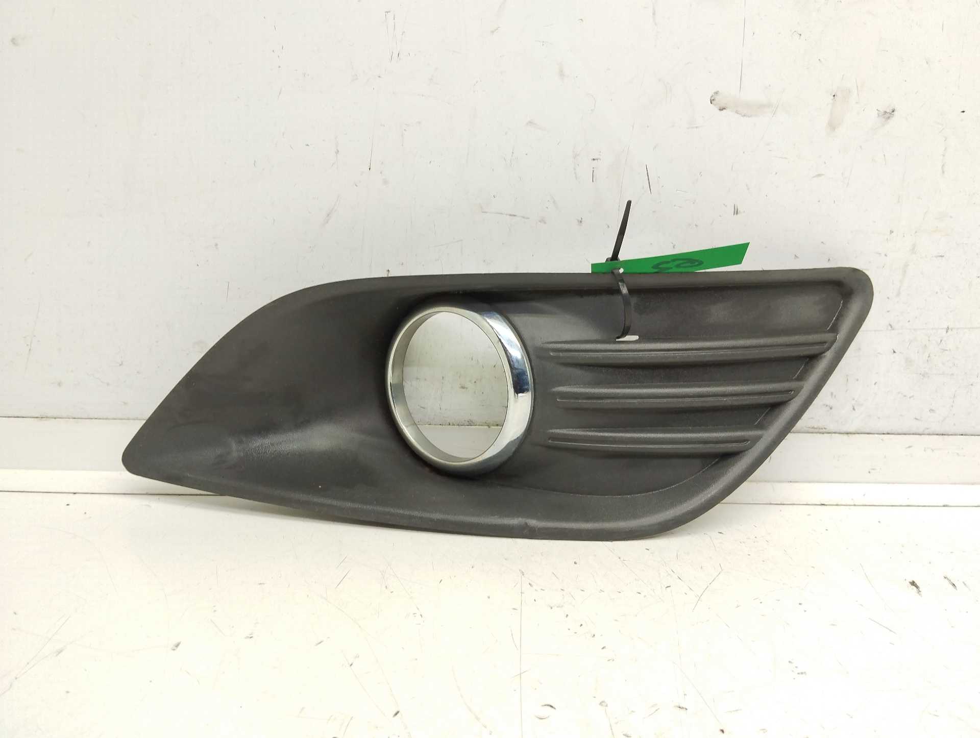 Recambio de rejilla paragolpes izquierda para ford focus berlina (cap) ambiente (d) referencia OEM IAM 8M5119952A  
