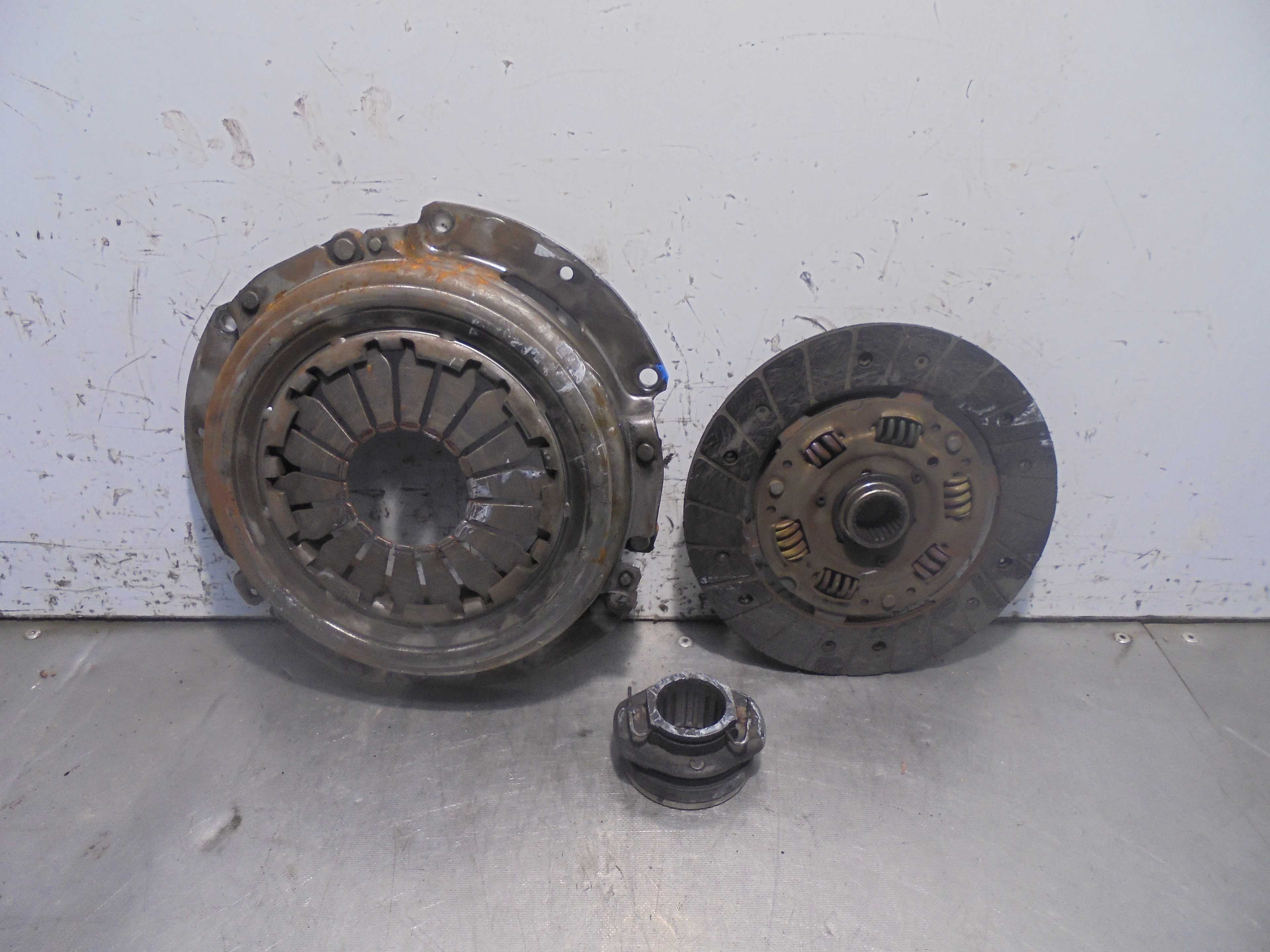 Recambio de kit embrague para nissan trade 100 2.3 diesel referencia OEM IAM 700894 VALEO 