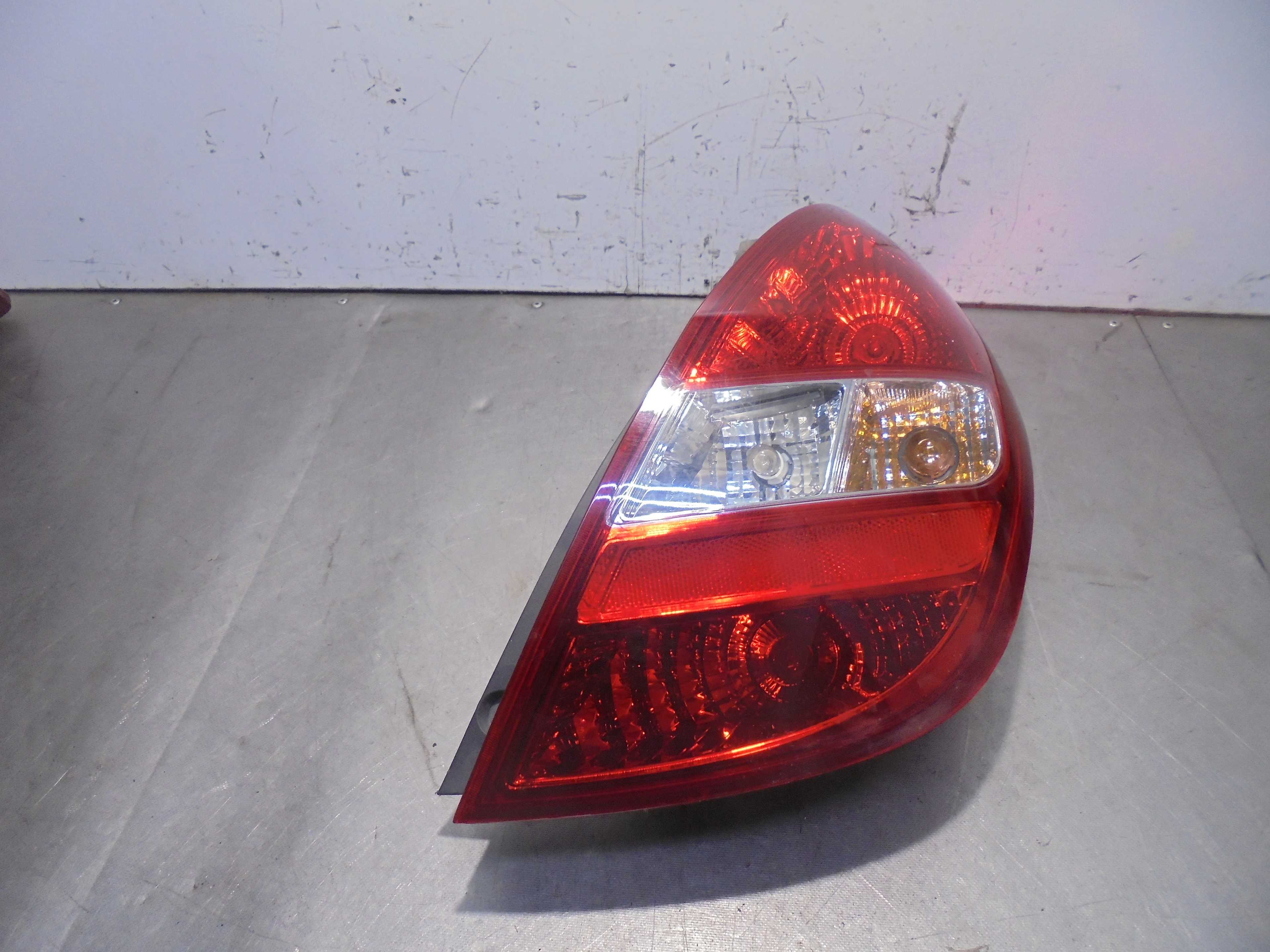 Recambio de piloto trasero derecho para hyundai i20 1.2 cat referencia OEM IAM 924024P000 02047099900010 