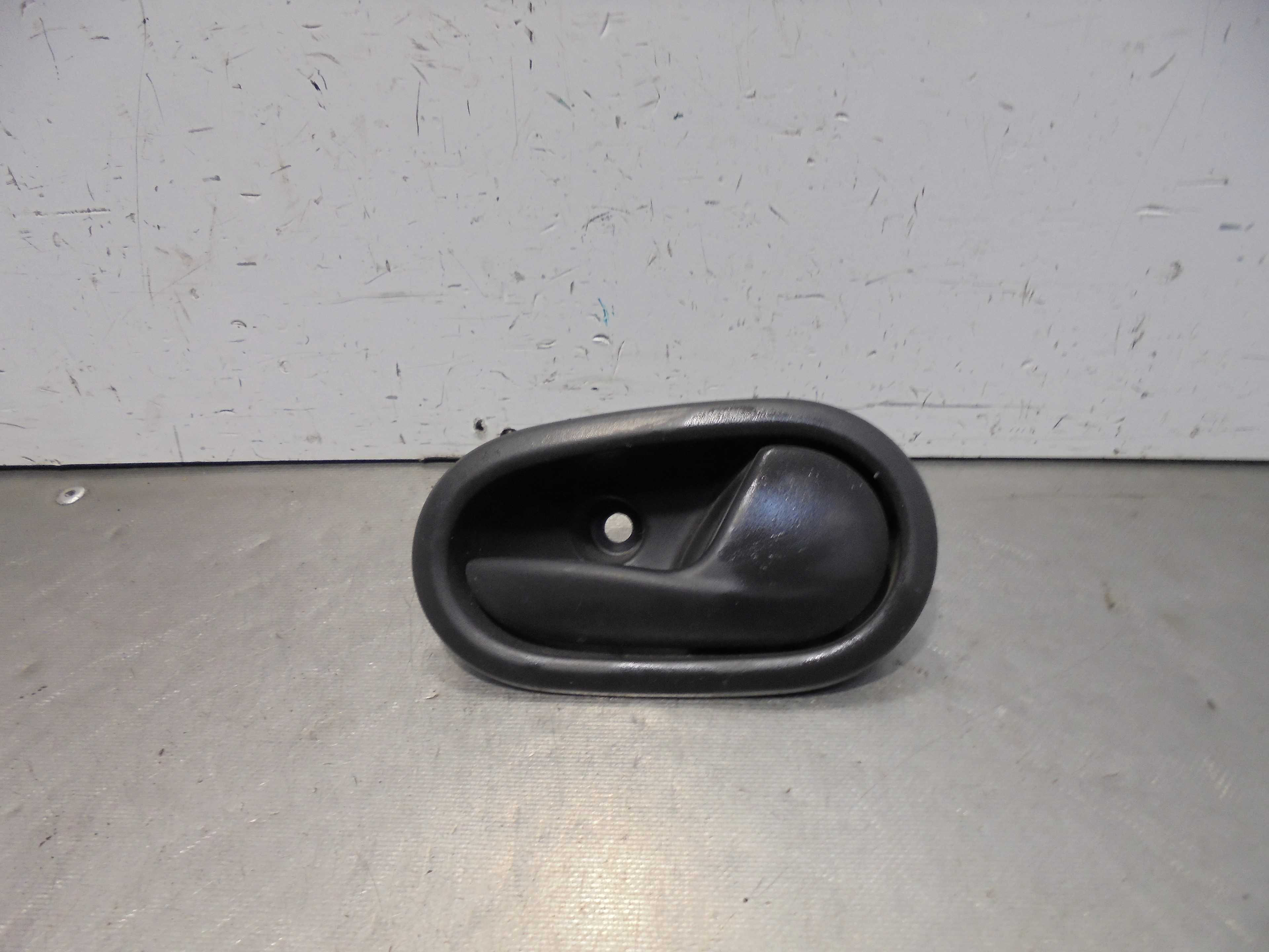 Recambio de maneta interior delantera derecha para dacia sandero stepway referencia OEM IAM 826721919R  