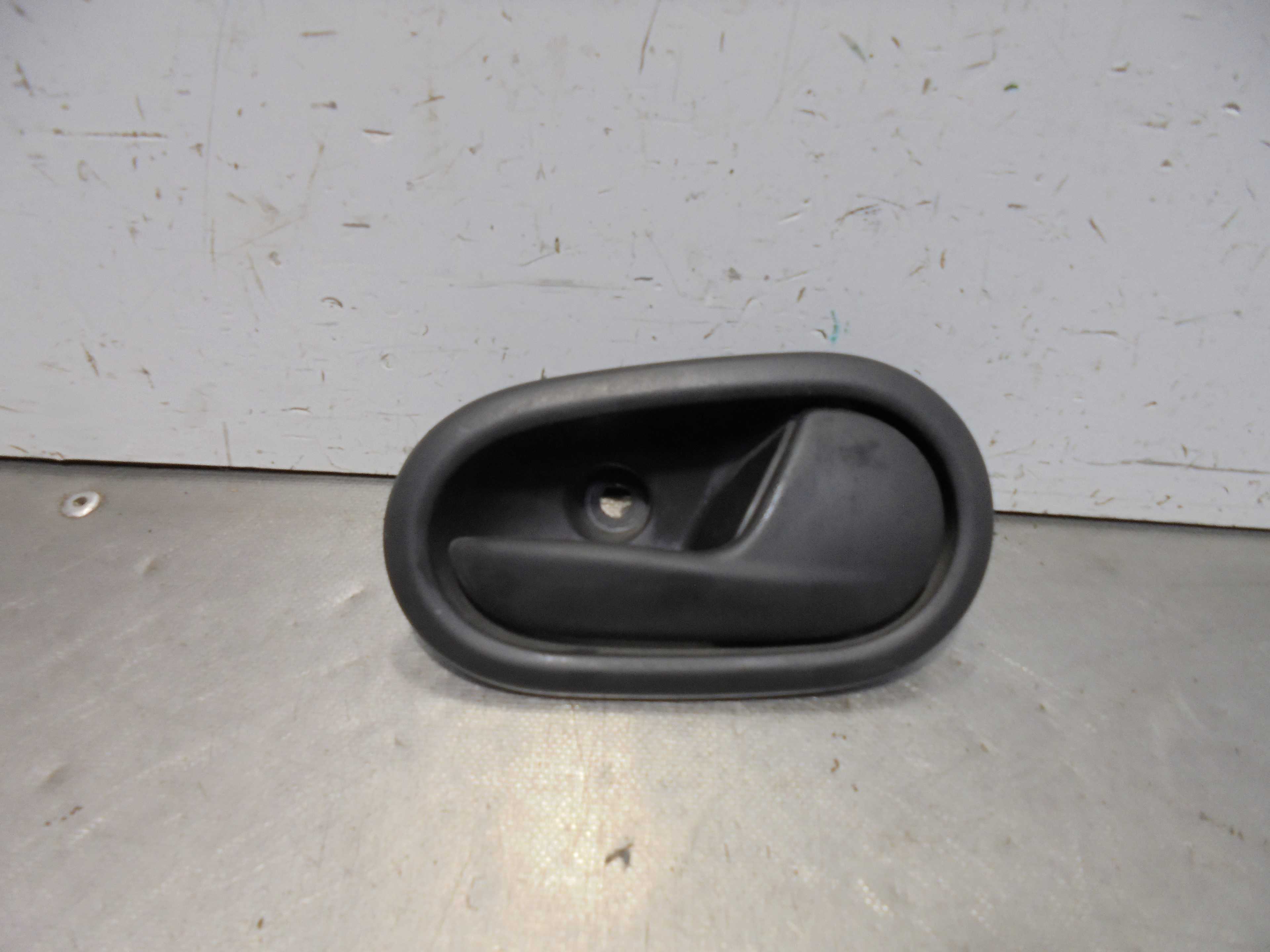 Recambio de maneta interior trasera derecha para dacia sandero stepway referencia OEM IAM 826721919R  