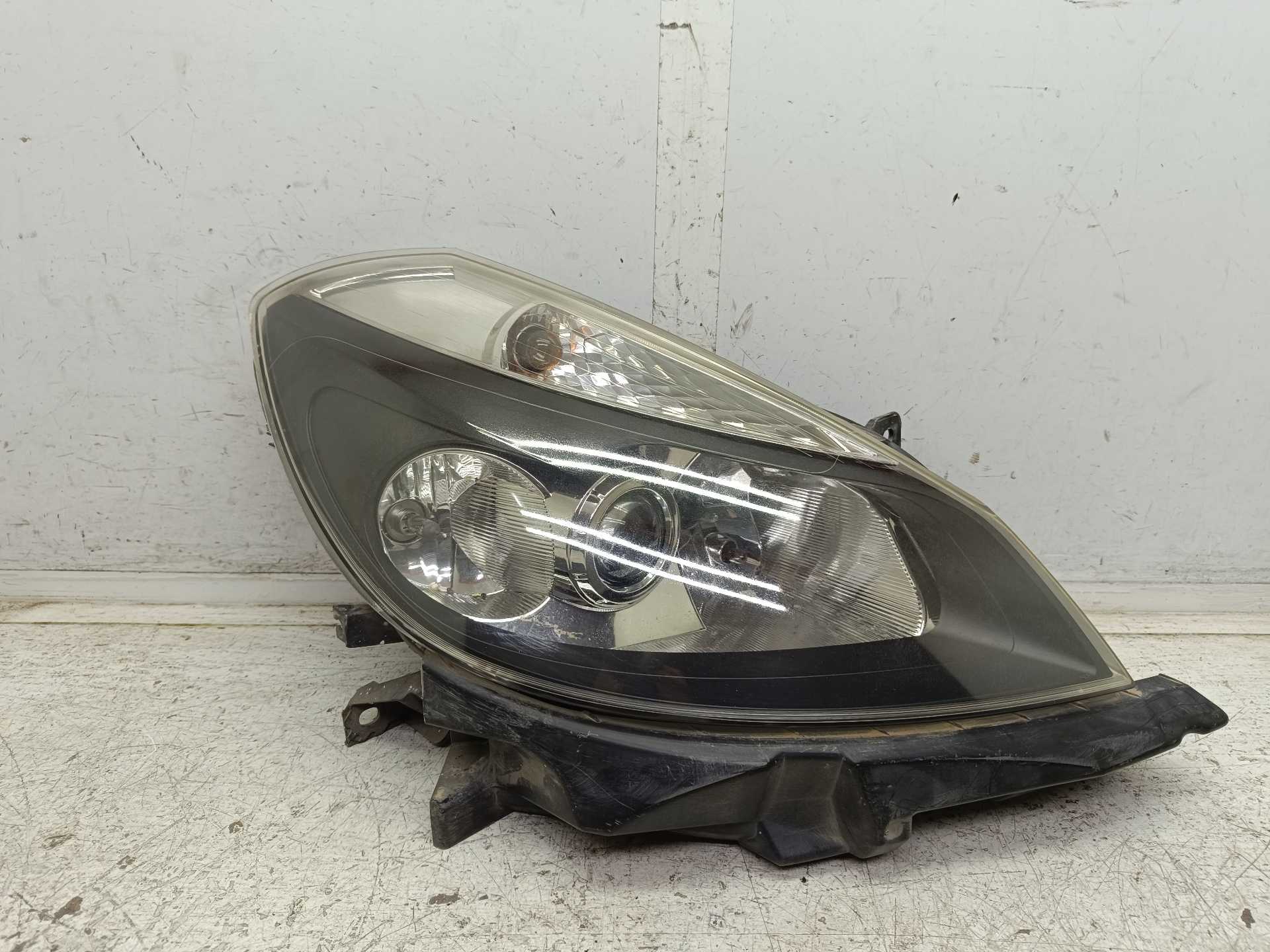 Recambio de faro derecho para renault clio grandtour authentique referencia OEM IAM 8200865604  