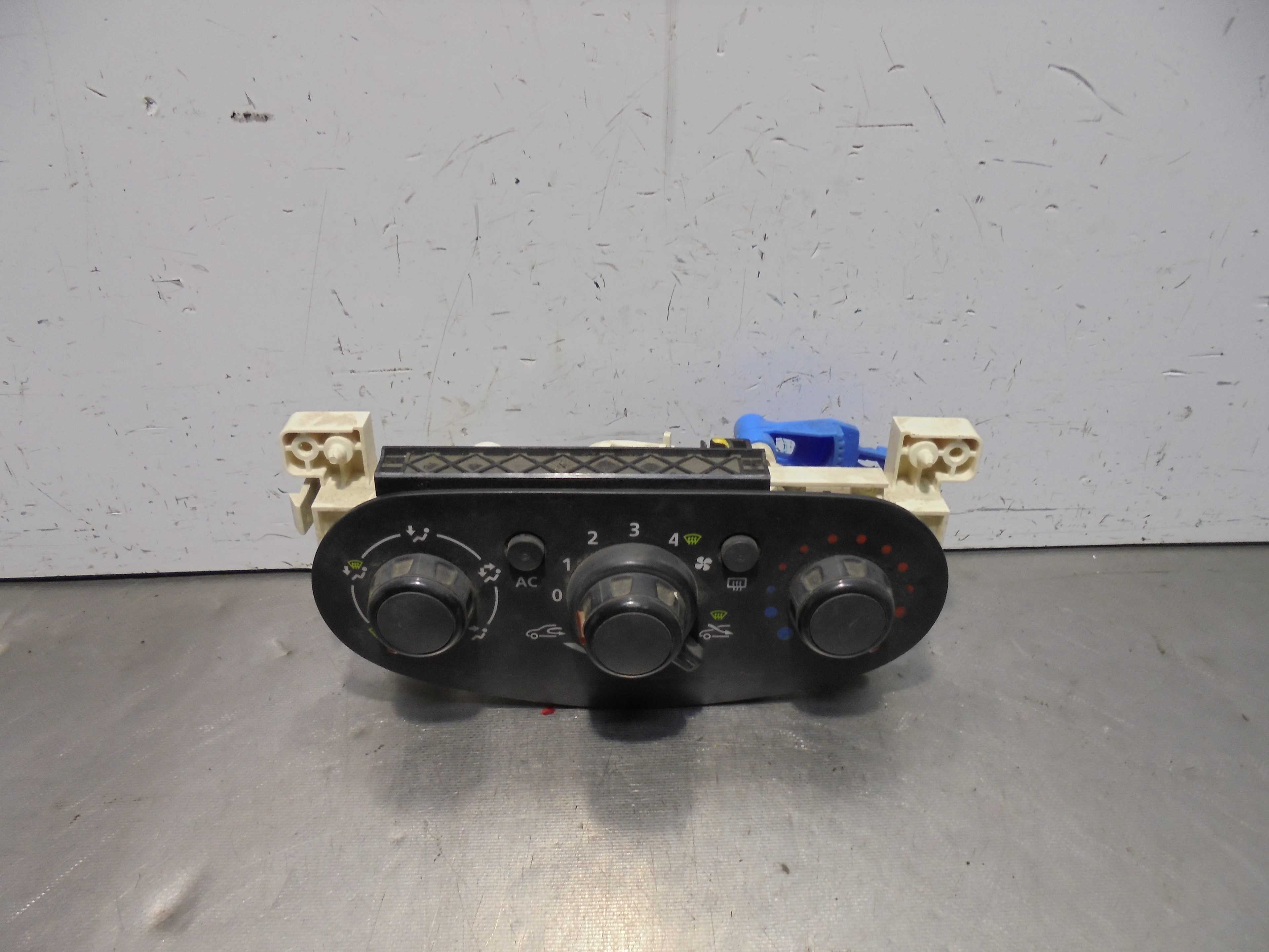 Recambio de mando calefaccion / aire acondicionado para dacia sandero stepway referencia OEM IAM N106279B  