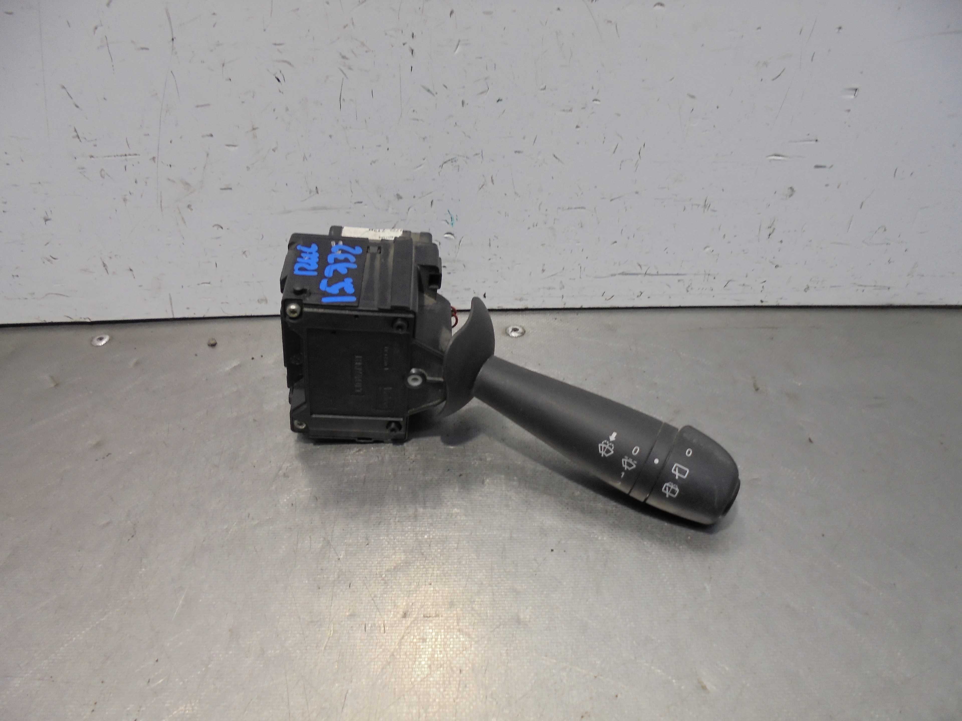 Recambio de mando limpia para dacia sandero stepway referencia OEM IAM 1722712R  