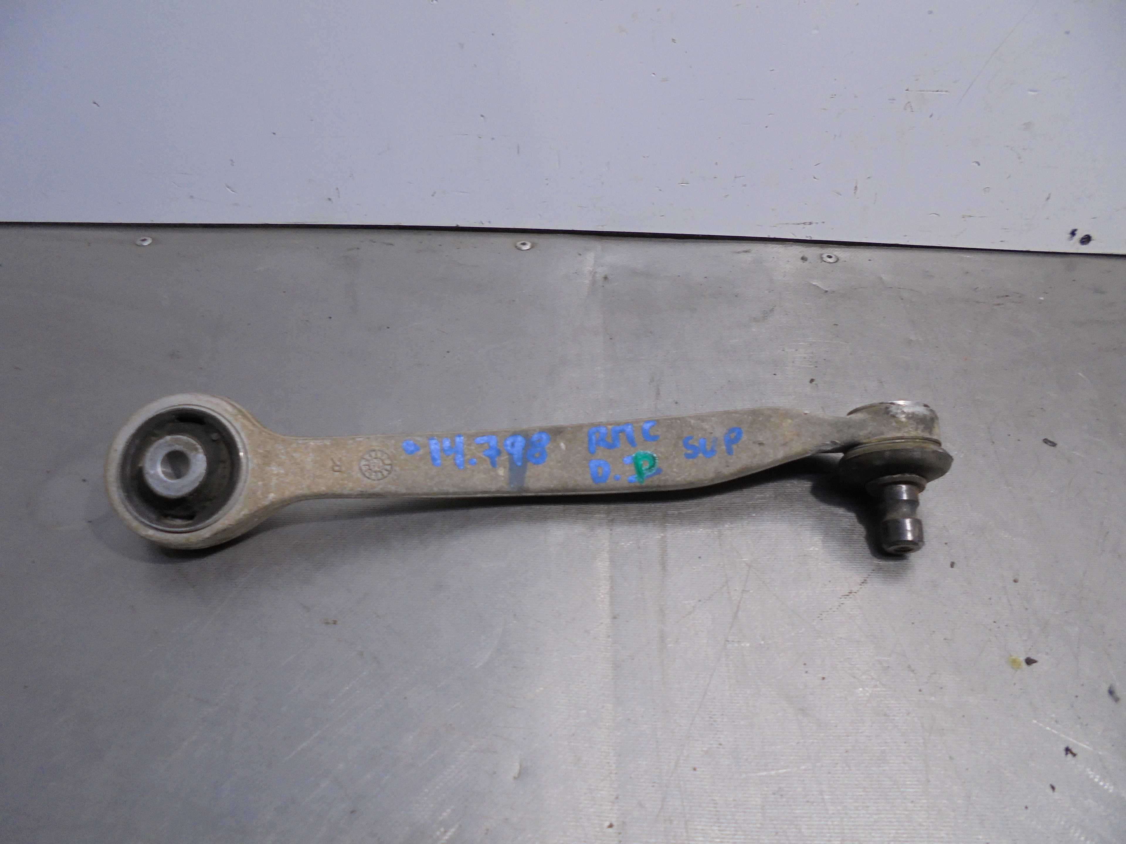 Recambio de brazo suspension superior delantero derecho para audi a6 berlina (4b2) referencia OEM IAM   